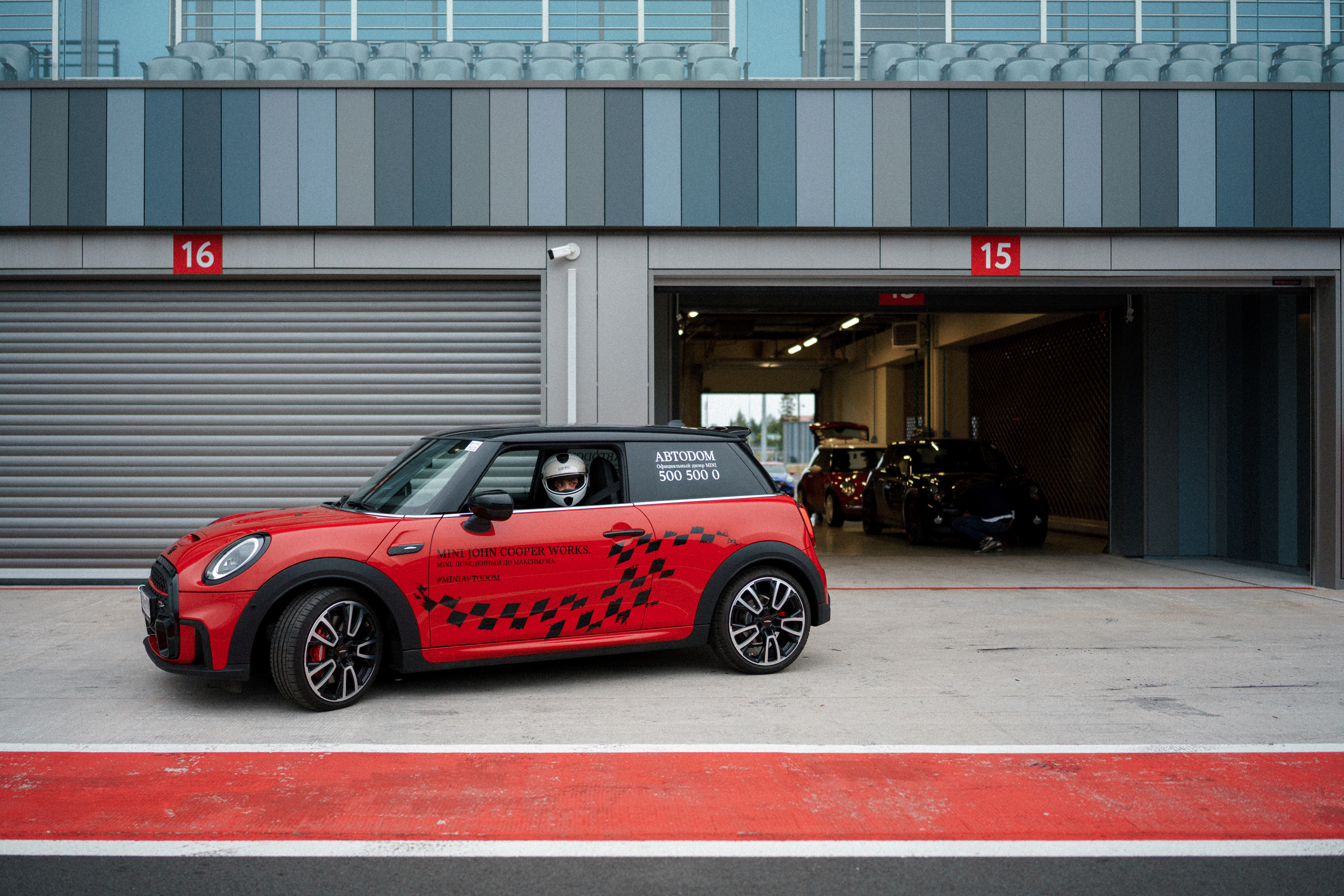 Бренд Mini на автодроме Игора-Драйв. Асхат Бардынов