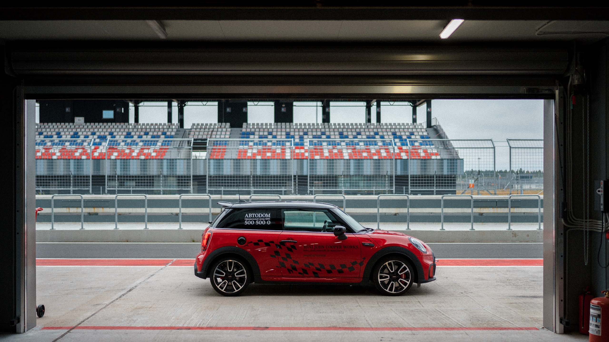 Бренд Mini на автодроме Игора-Драйв. Асхат Бардынов