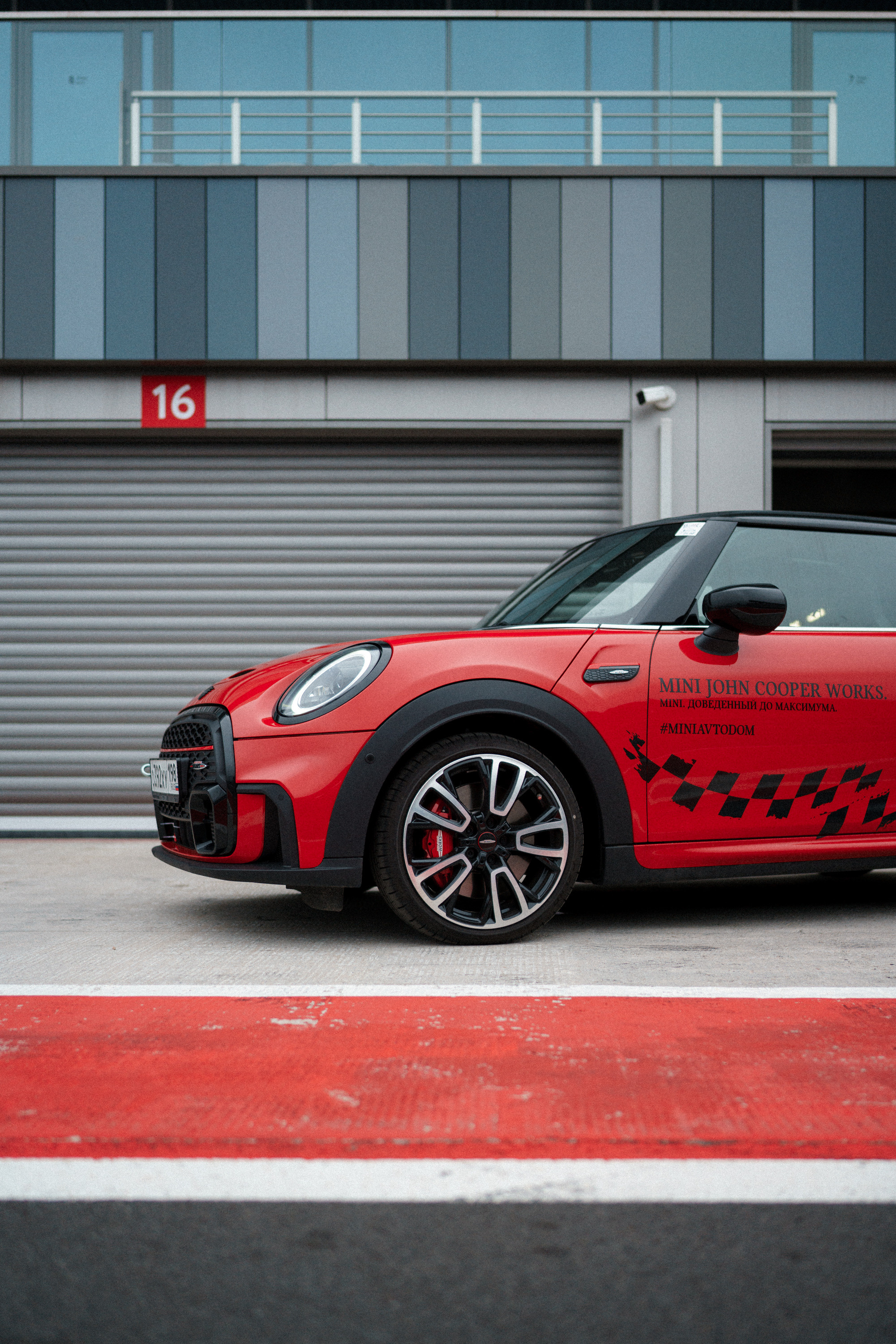 Бренд Mini на автодроме Игора-Драйв. Асхат Бардынов