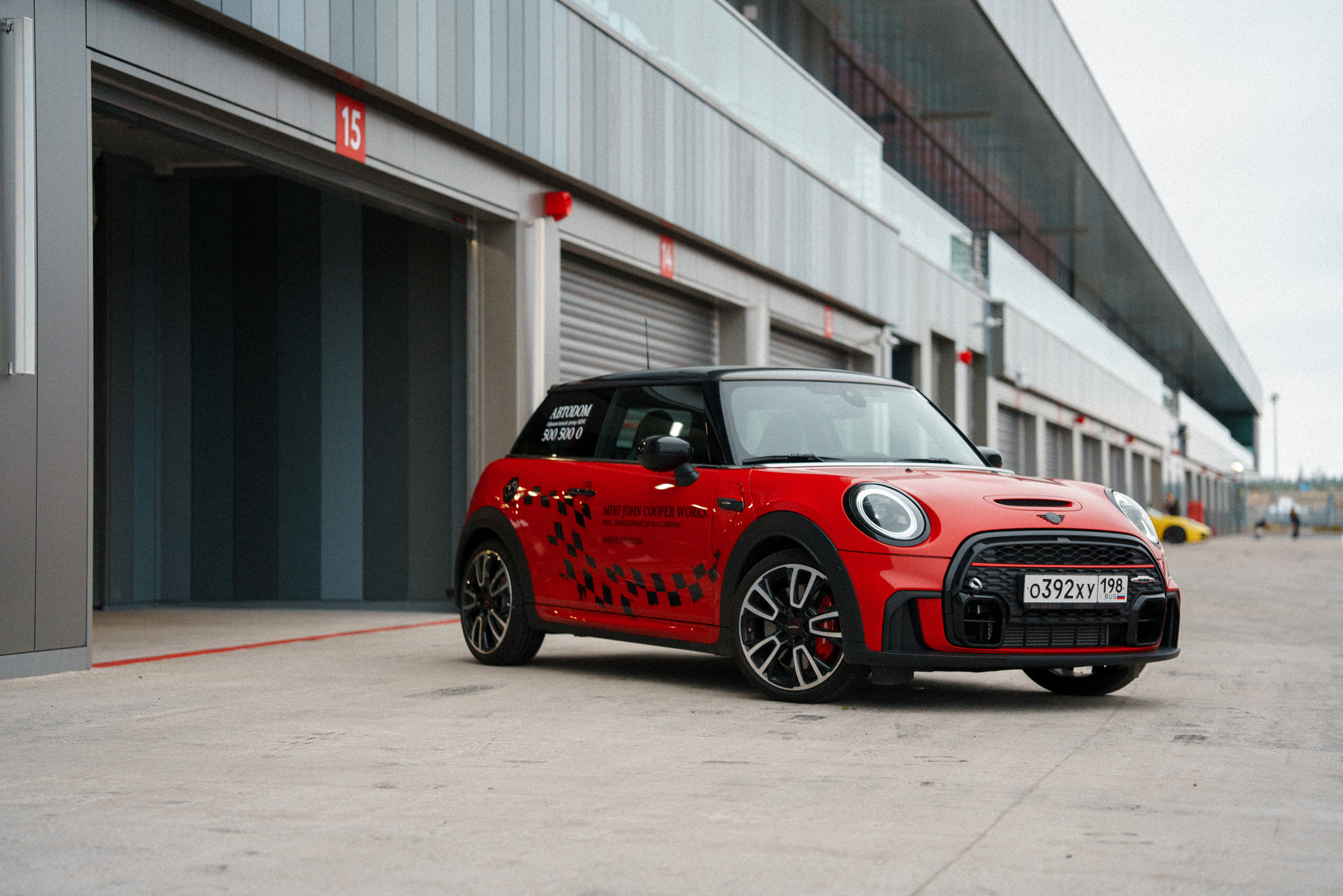 Бренд Mini на автодроме Игора-Драйв. Асхат Бардынов