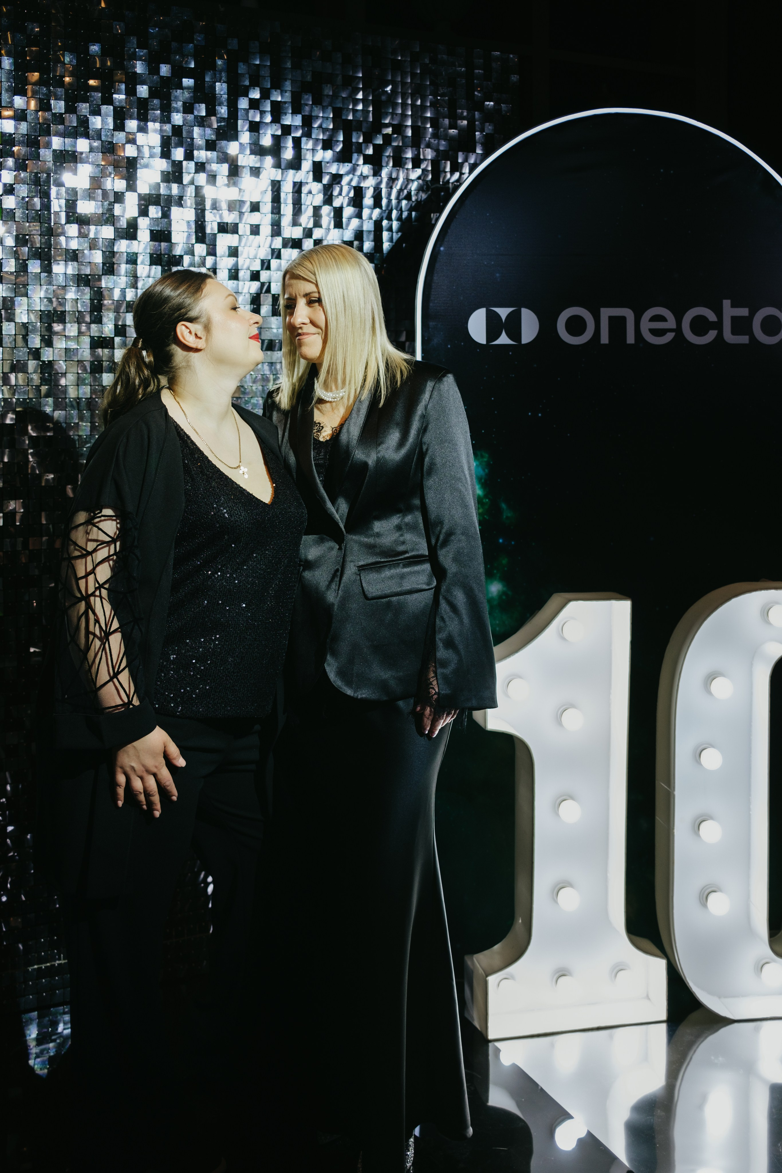 Корпоратив в Сириусу (Адлер) 10 лет компании. Свадебный фотограф Денис Ожигин в Краснодаре и крае. Эмоциональная и стильная съемка вашего дня