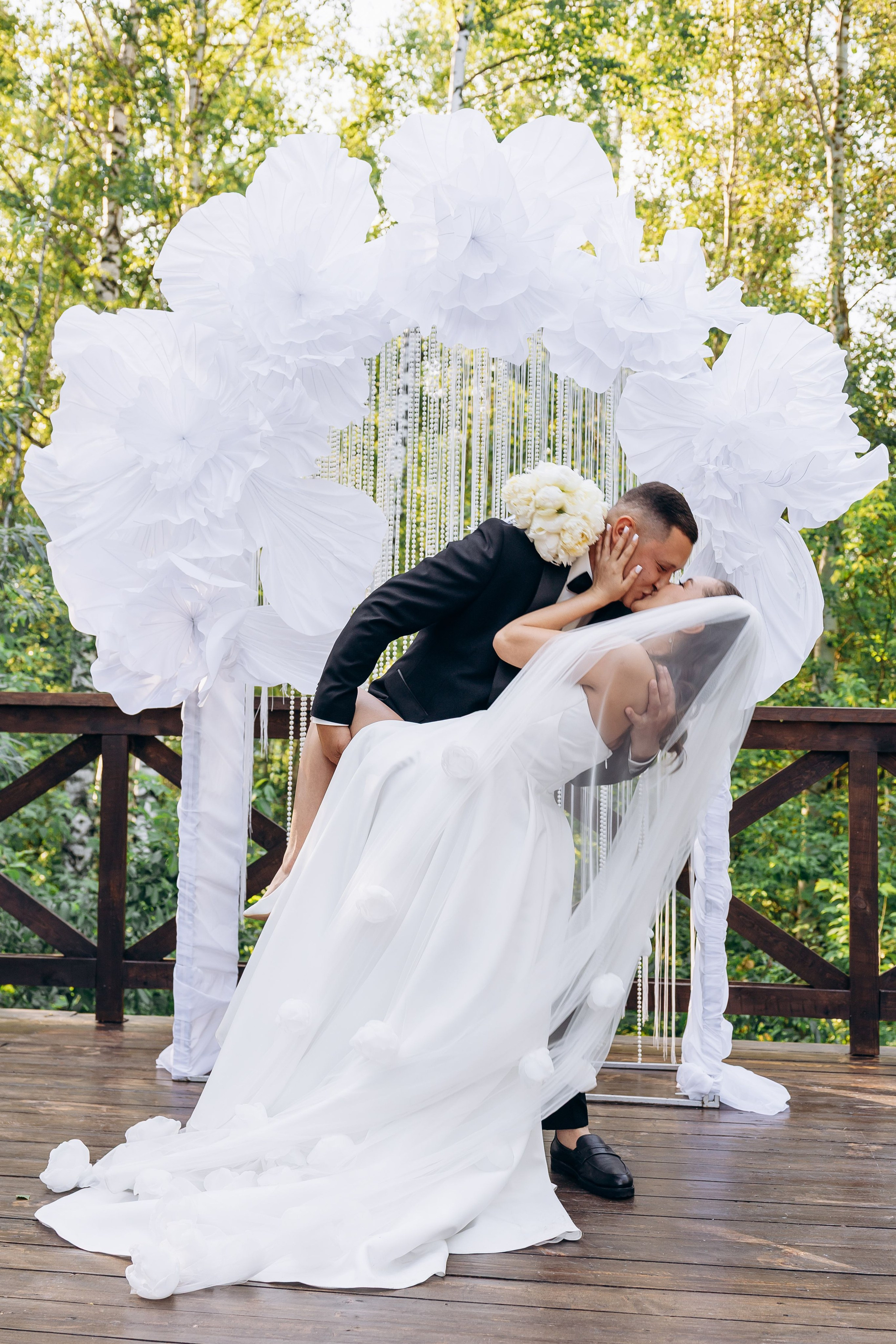 свадебная фотосессия на фотозоне. Фотограф на свадьбу Казань