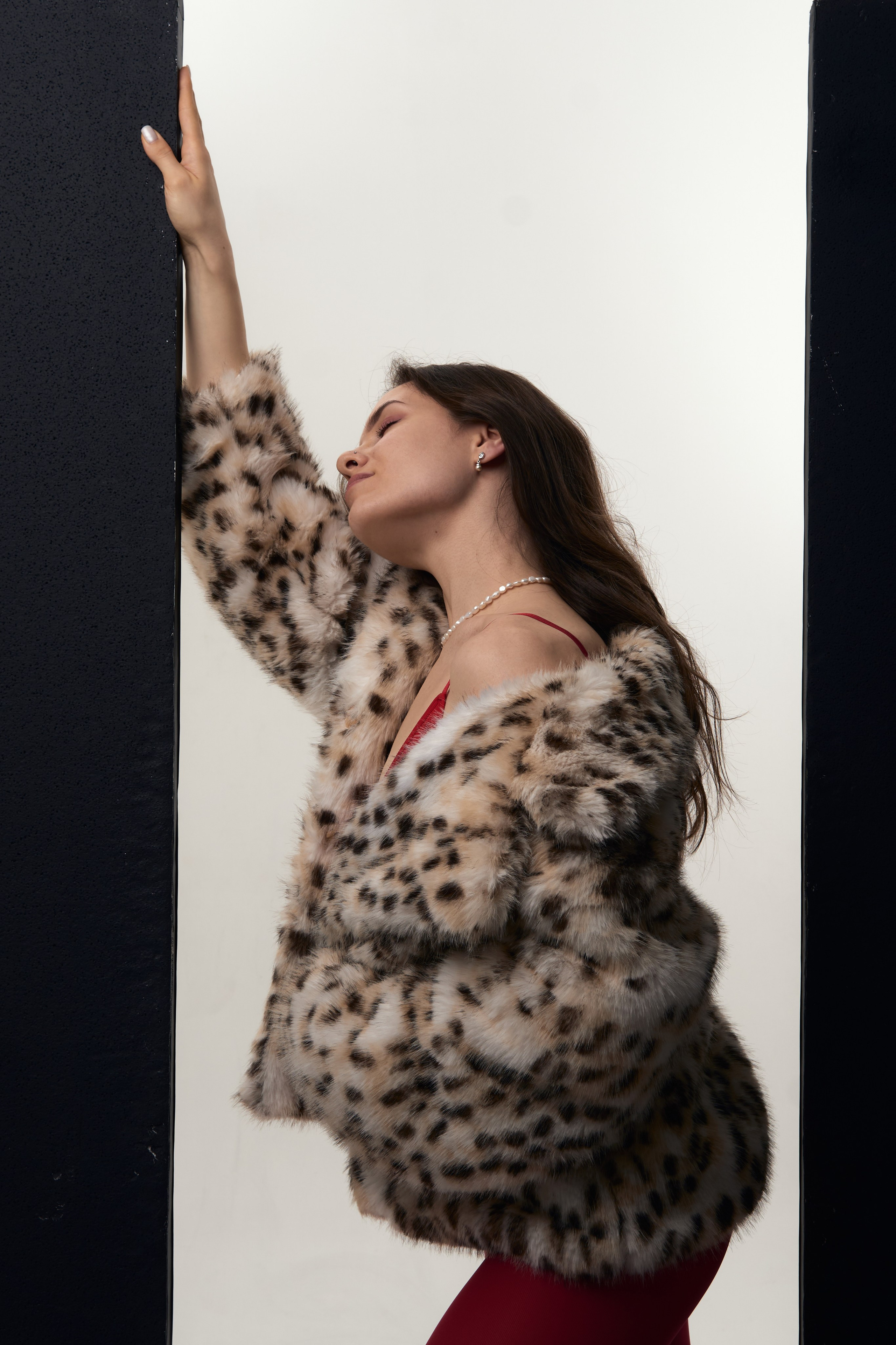 Фотосессия в студии на красном фоне, в леопардовой шубе, колготках. Фотограф Наталья Воронина Москва