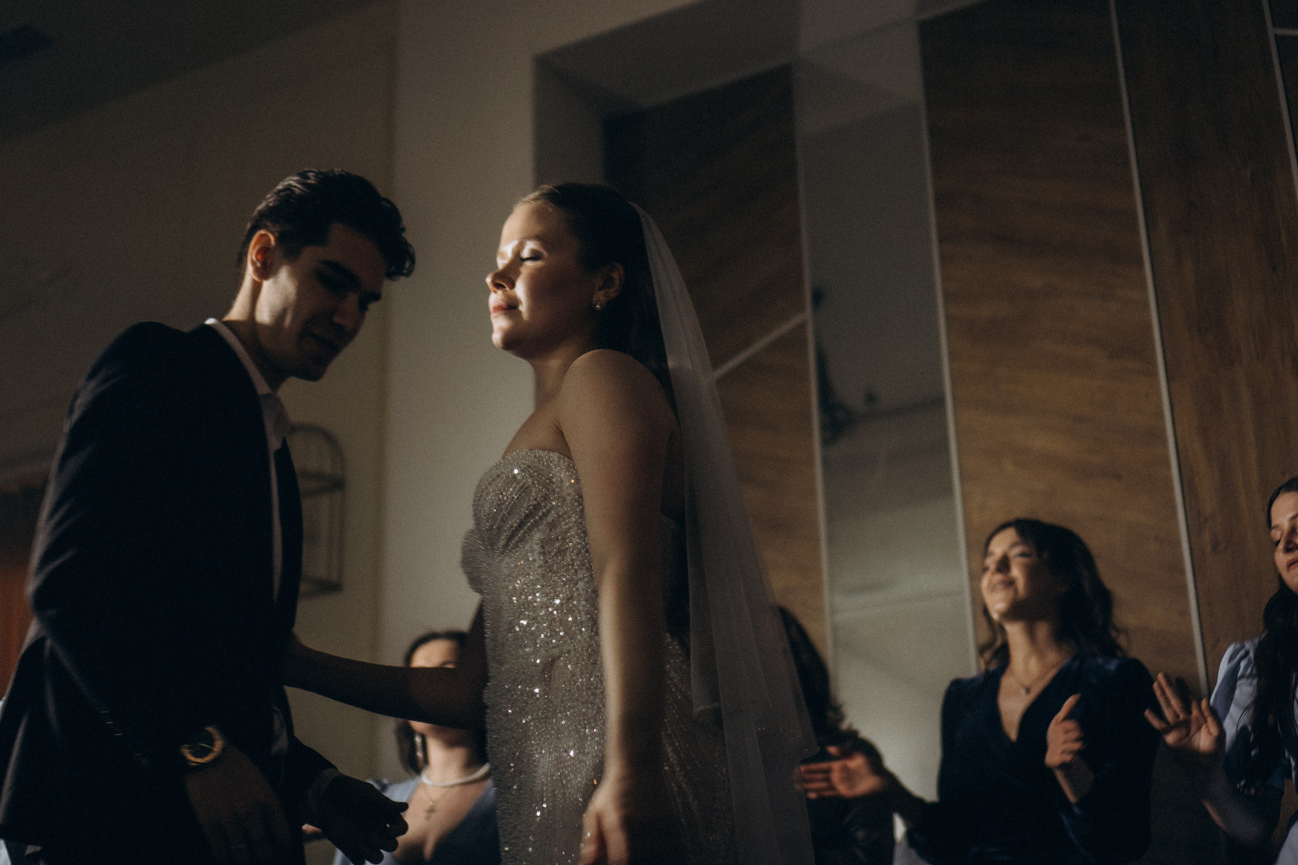 СВАДЕБНАЯ СЬЕМКА СБОРОВ В ОТЕЛЕ И ВЫЕЗД НА ЦЕРЕМОНИЮ (СНЯТО В СИБИРЕ В НИЖНЕВАРТОВСКЕ). Профессиональный фотограф, Санкт-Петербург — Виктория Богомолова