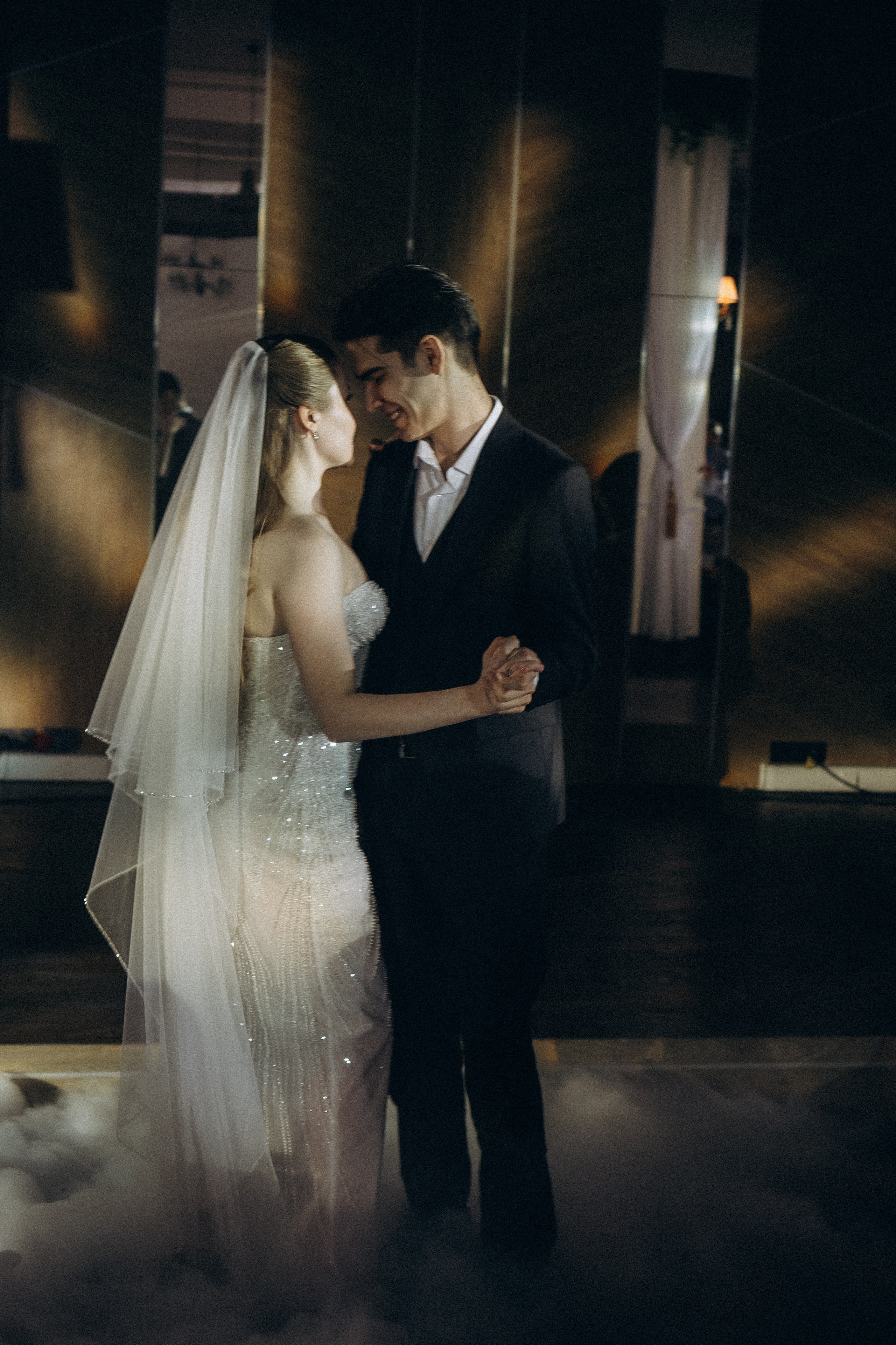 ПЕРВЫЙ ТАНЕЦ МОЛОДЫХ НА БАНКЕТЕ. ТРОГАТЕЛЬНЫЙ МОМЕНТ (СНЯТО В СИБИРЕ В НИЖНЕВАРТОВСКЕ). Профессиональный фотограф, Санкт-Петербург — Виктория Богомолова