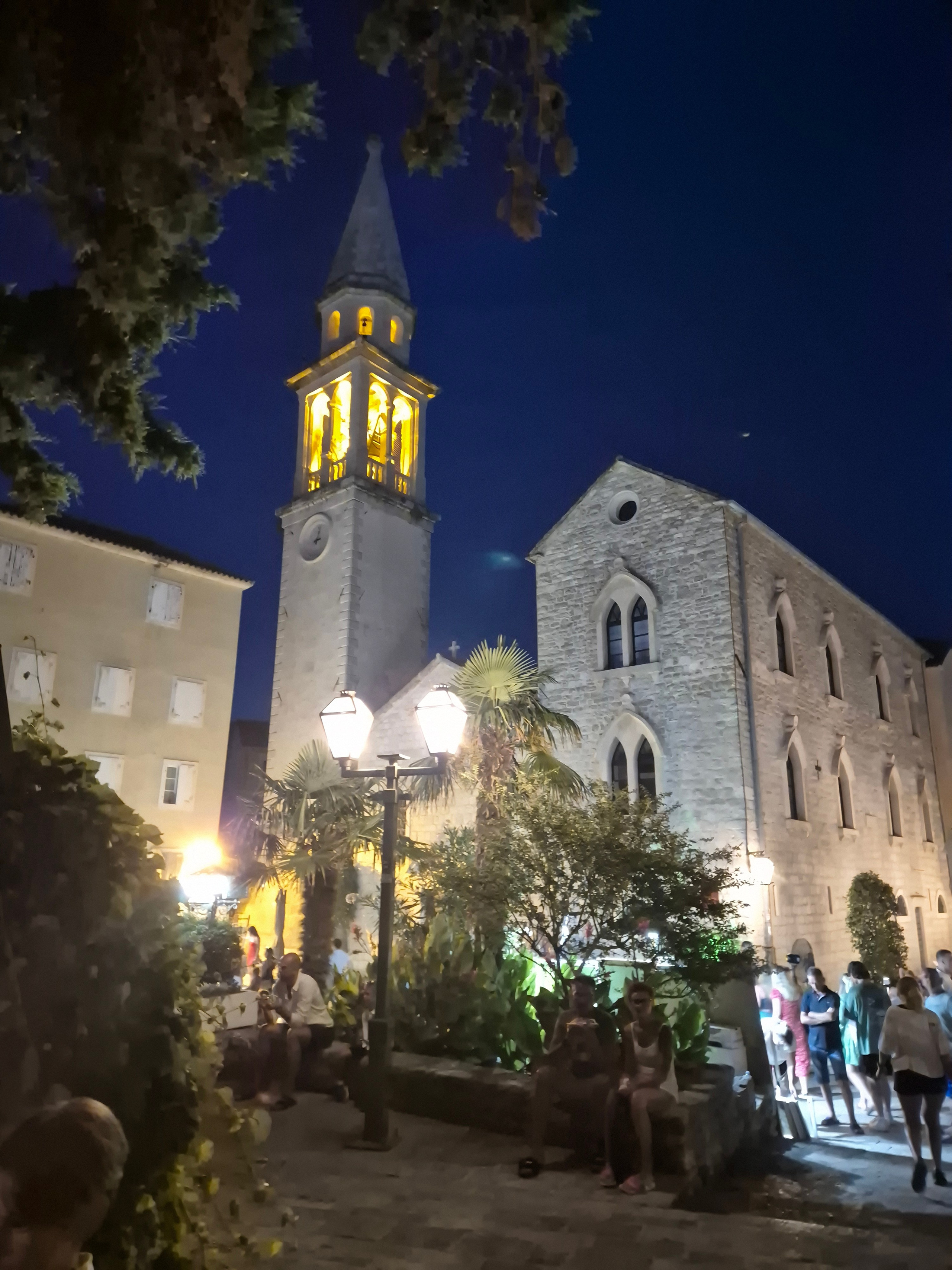 Старый город вечером, когда спадала жара, наводнялся туристами