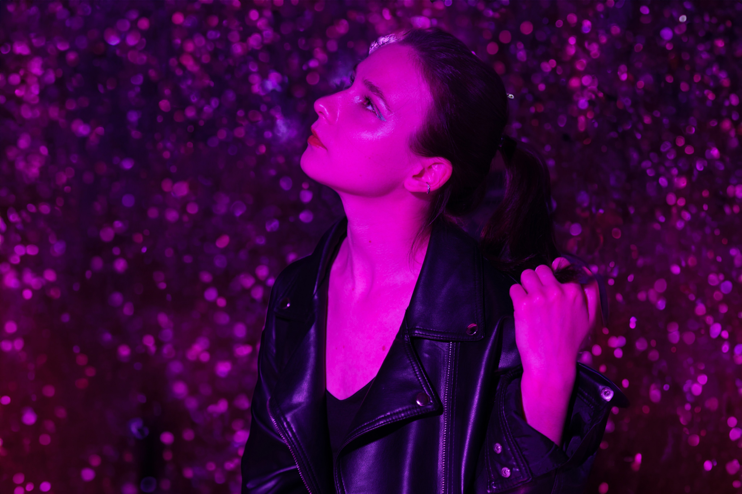 Портретное арт фото девушки с цветным светом в стиле киберпанк в фотостудии Молоко