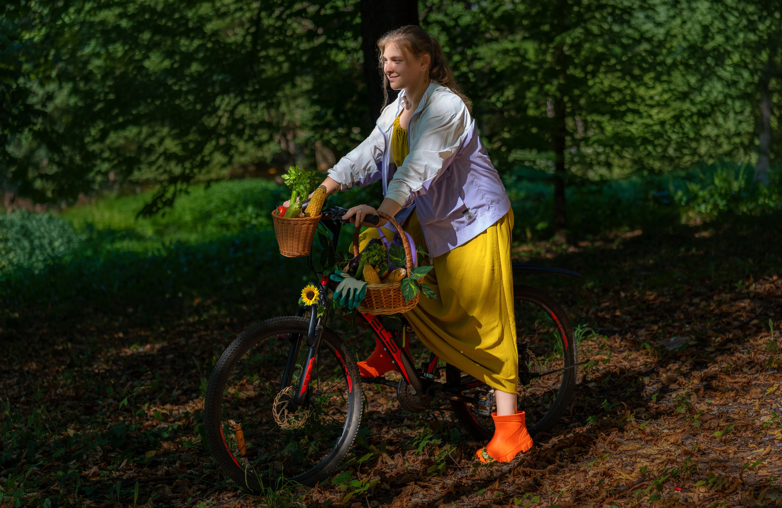 Стрит фотосессия в осеннем стиле с велосипедом для Ксю. Портретный фотограф в Москве Фарид Леонов