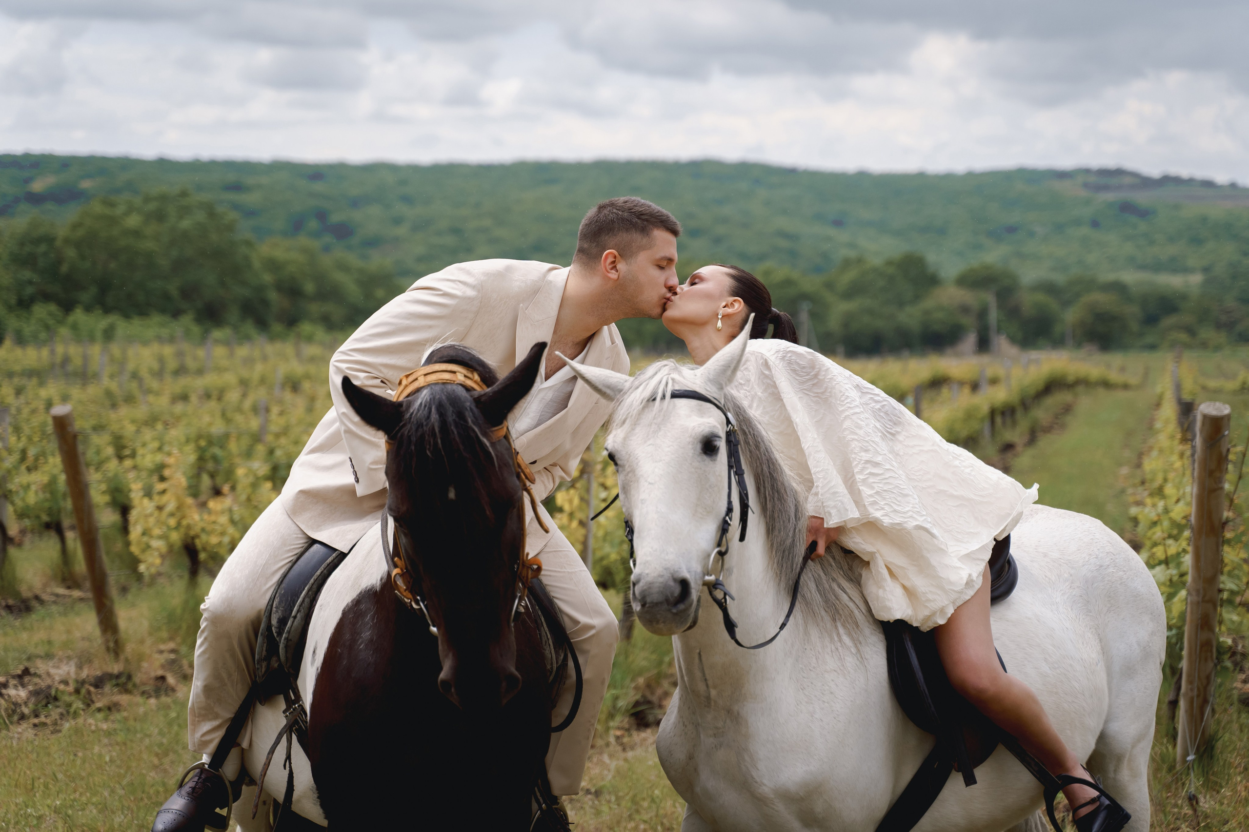 Роскошная свадьба в Анапе: пара на лошадях среди виноградников Шато Андре
