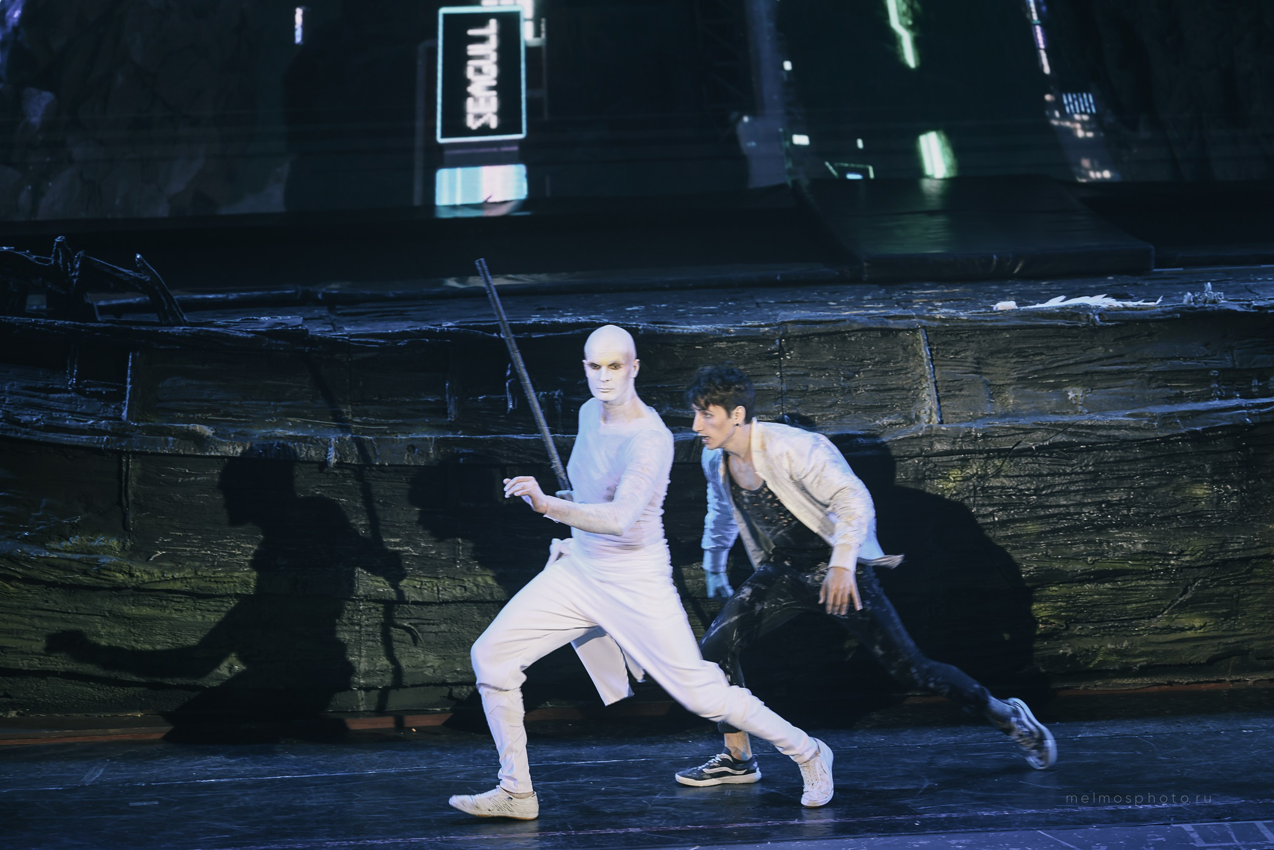 АНТИГРАВИТАЦИЯ. Репортажный, архитектурный, театральный и файн-арт фотограф Лена Мельникова в Москве