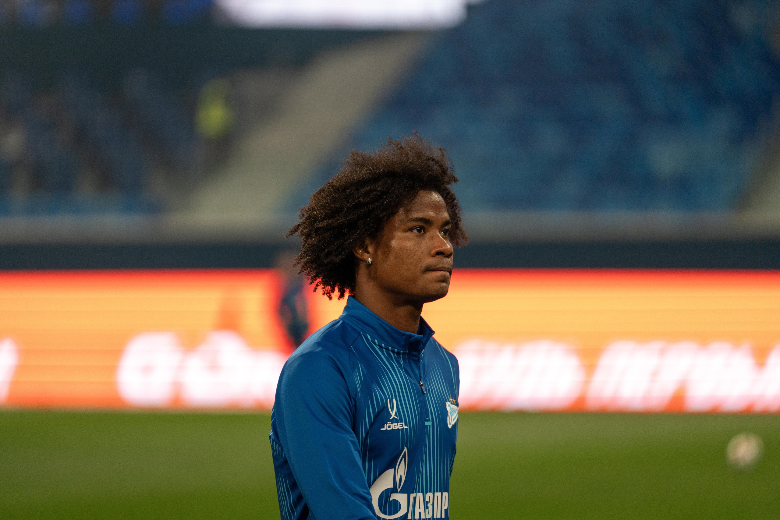 Игрок Зенита в синей форме на Газпром Арене