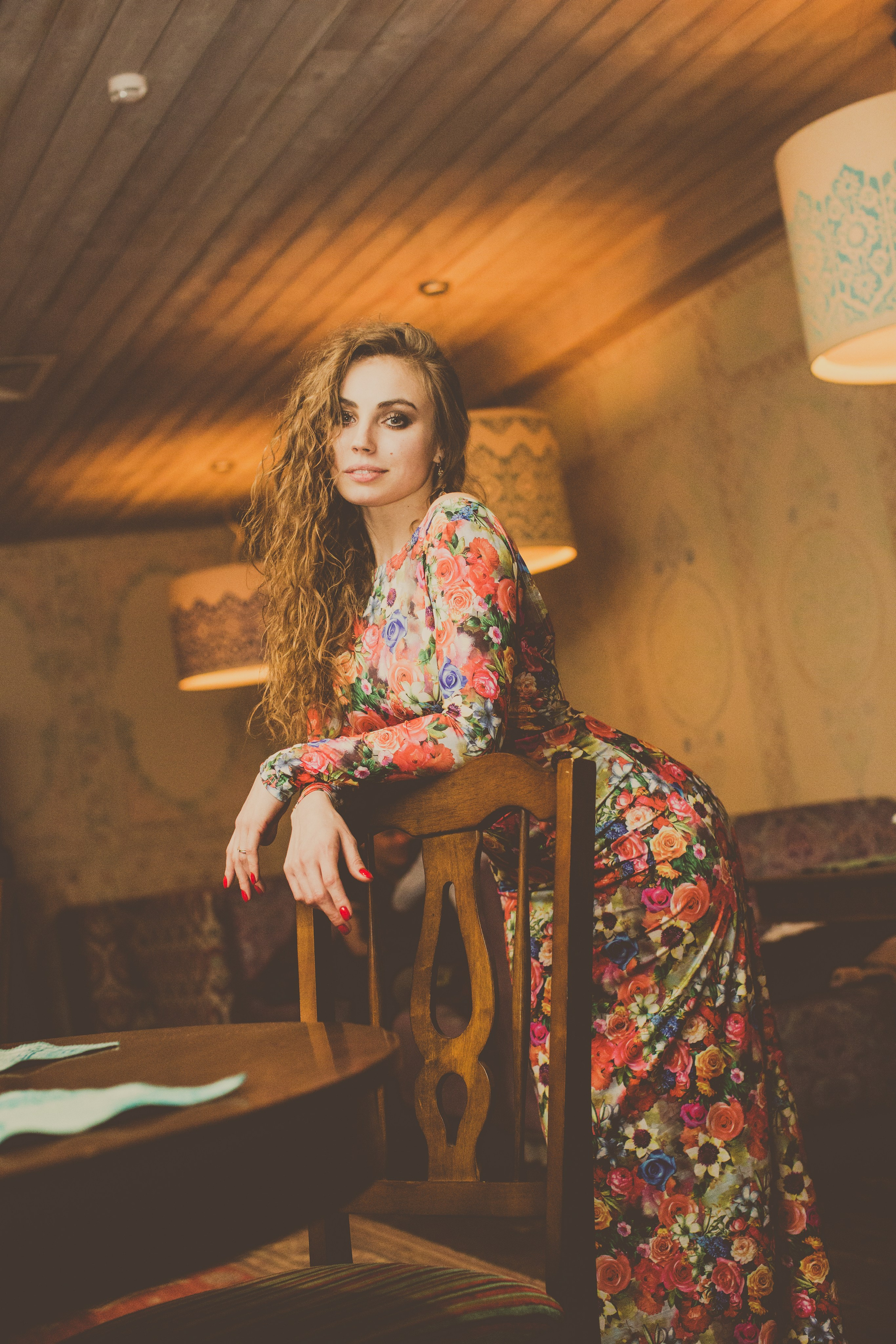 персональная фотосессия девушка облокотилась на стул 