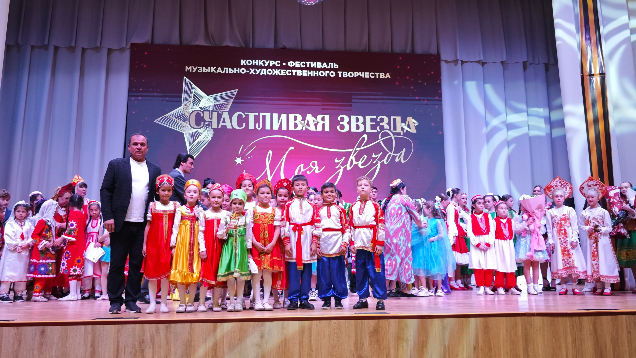 1 ноября 2025 г, г. Бохтар, Таджикистан. Золотое яблочко