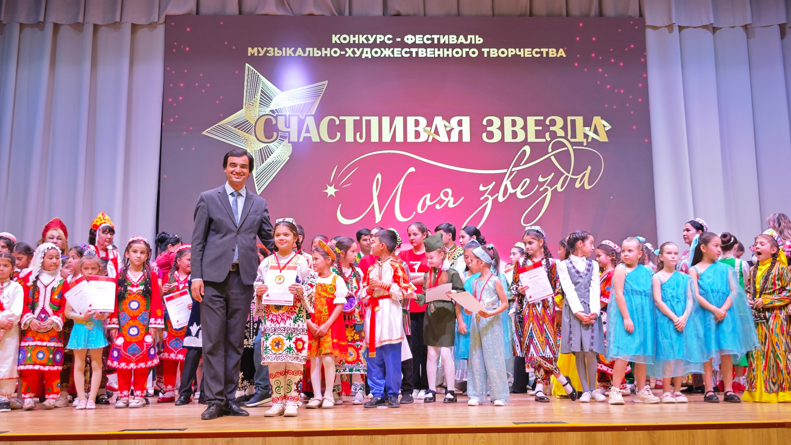 1 ноября 2025 г, г. Бохтар, Таджикистан. Золотое яблочко