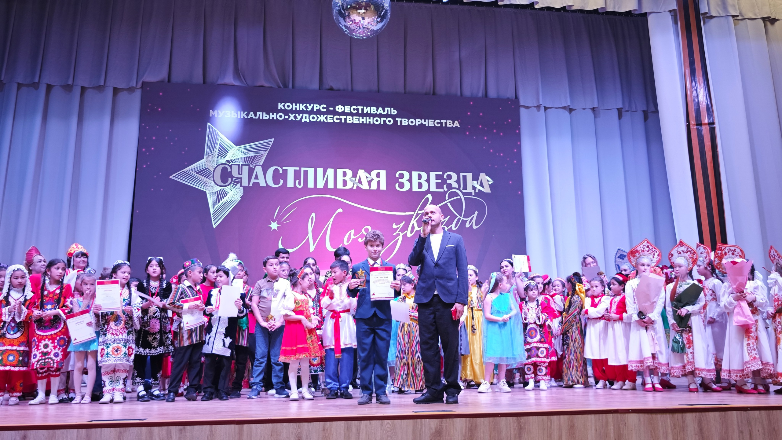 1 ноября 2025 г, г. Бохтар, Таджикистан. Золотое яблочко