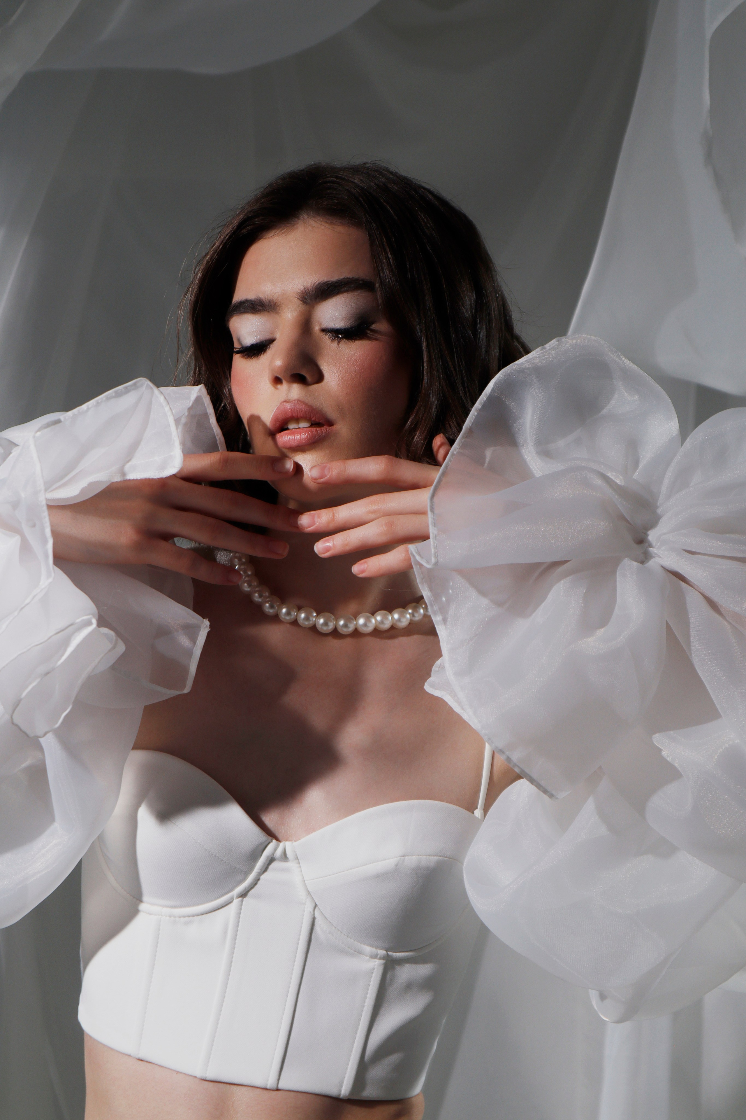 Фотосессии в студии. Я — фотограф, который помогает запечатлеть самые важные моменты вашей жизни!