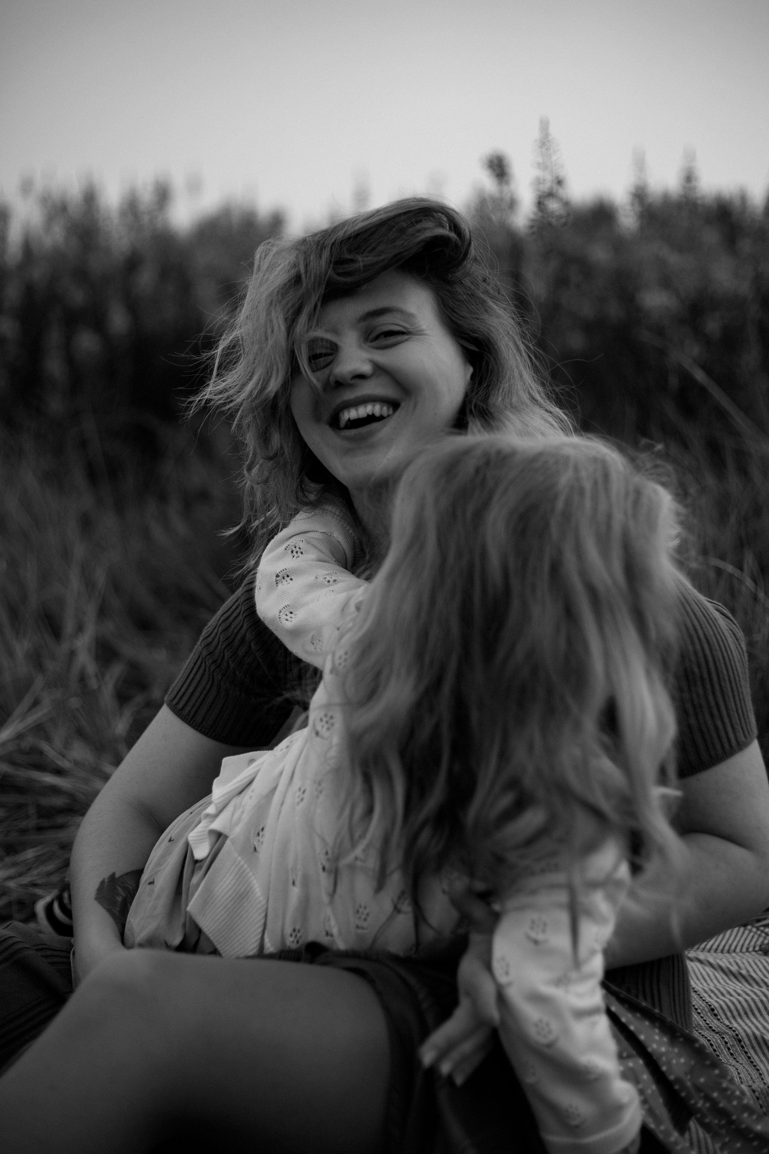 Семейная фотосъемка в поле летом 2023. Марина Рерих — портретный фотограф в Екатеринбурге