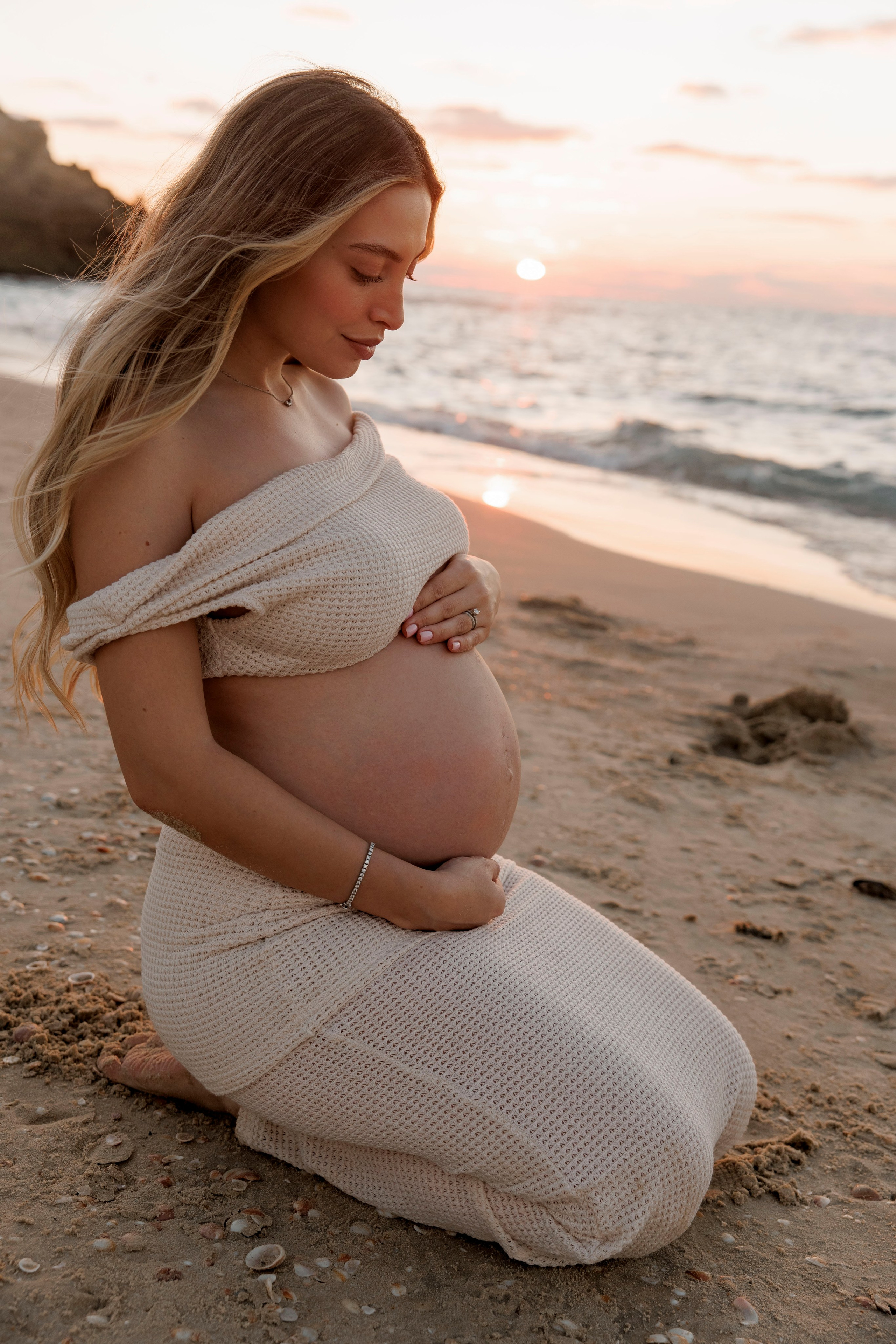 Pregnancy photoshoot near the sea. Wedding and family photographer