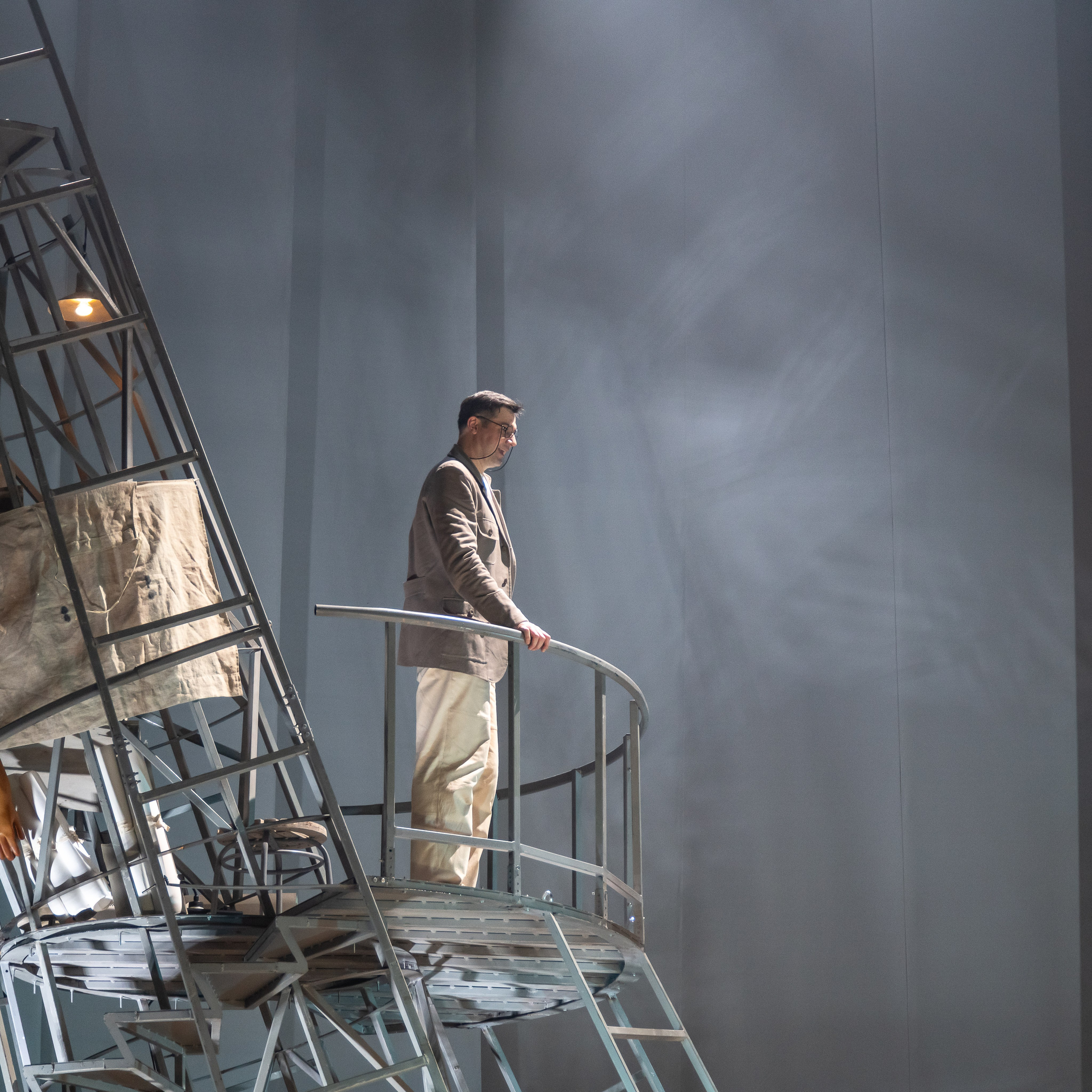 Герман Загорский на металлической конструкции во время спектакля "Дети Солнца"