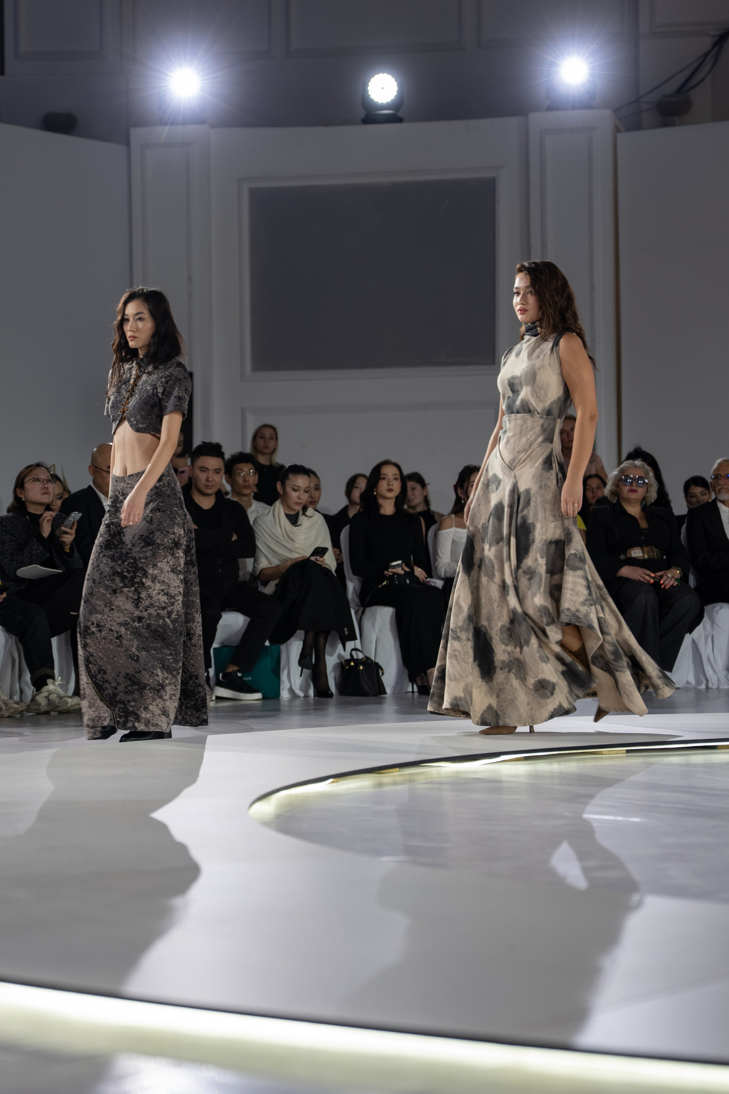 Design August. Сайт Алматинского НЮ АРТ, будуар и фэшн фотографа Дениса Карпенко