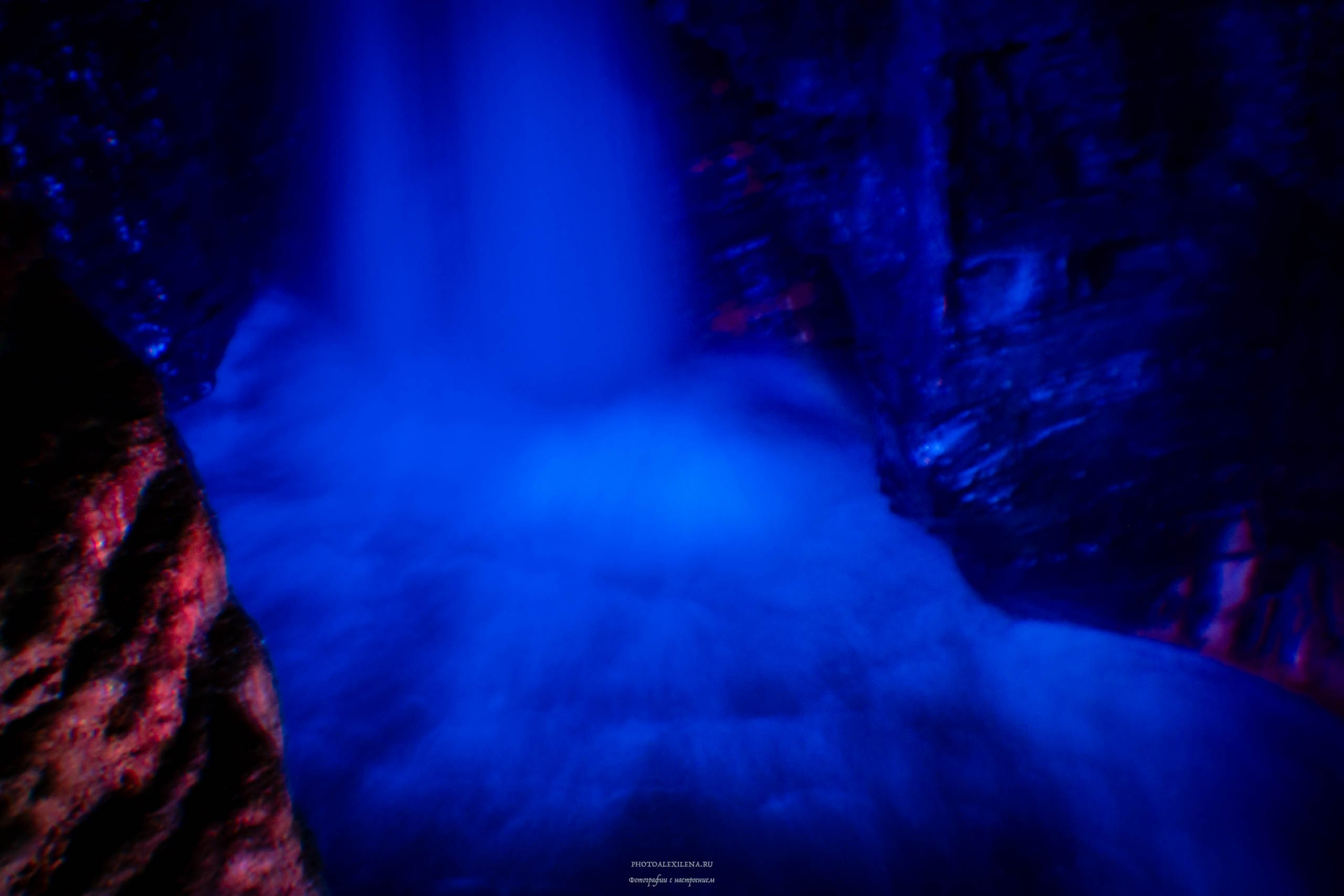 Водопад в гроте. Авторские стильные фотокартины