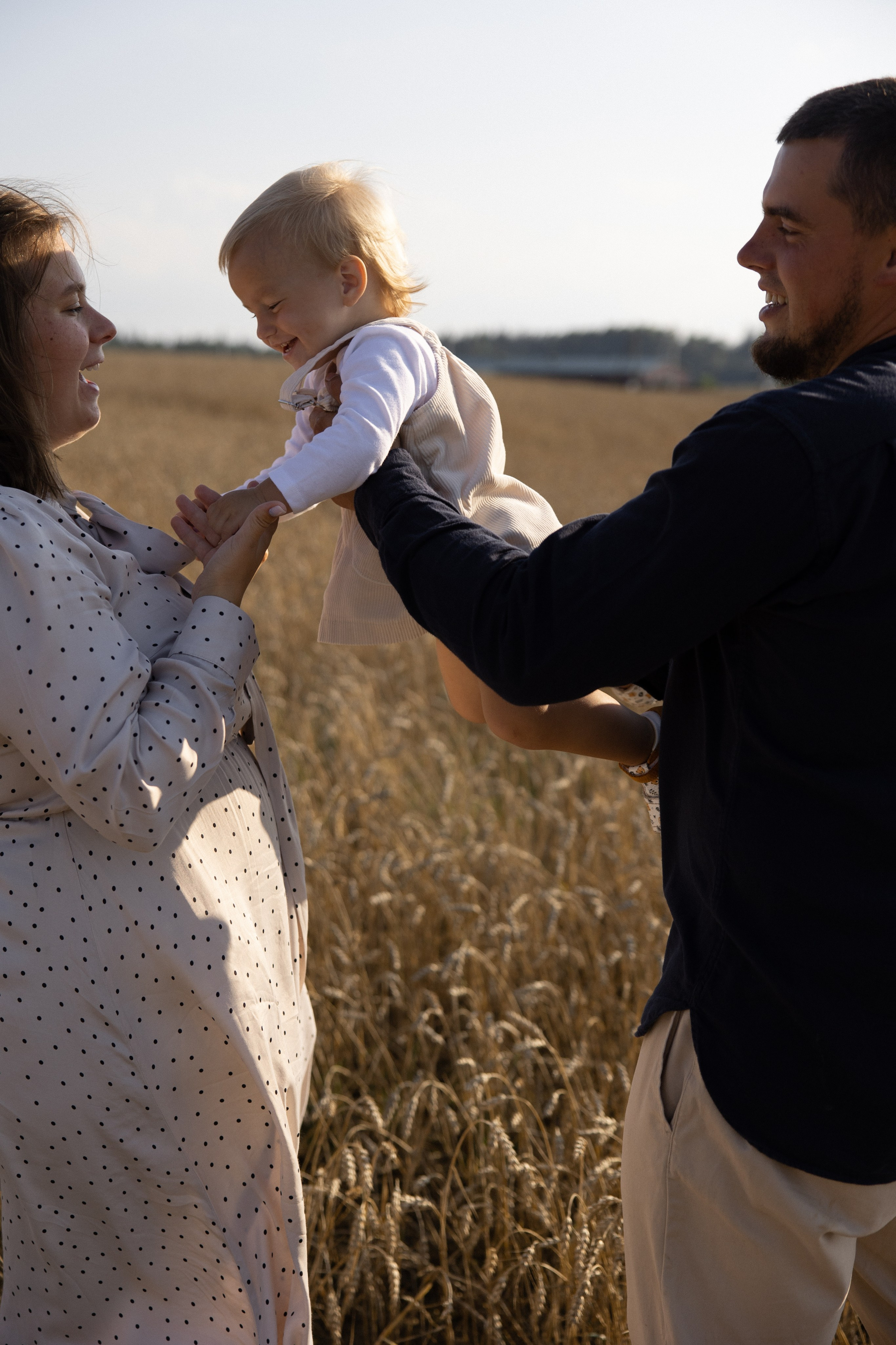 Семейная в поле. Свадебный фотограф в Санкт — Петербурге и Ленинградской о