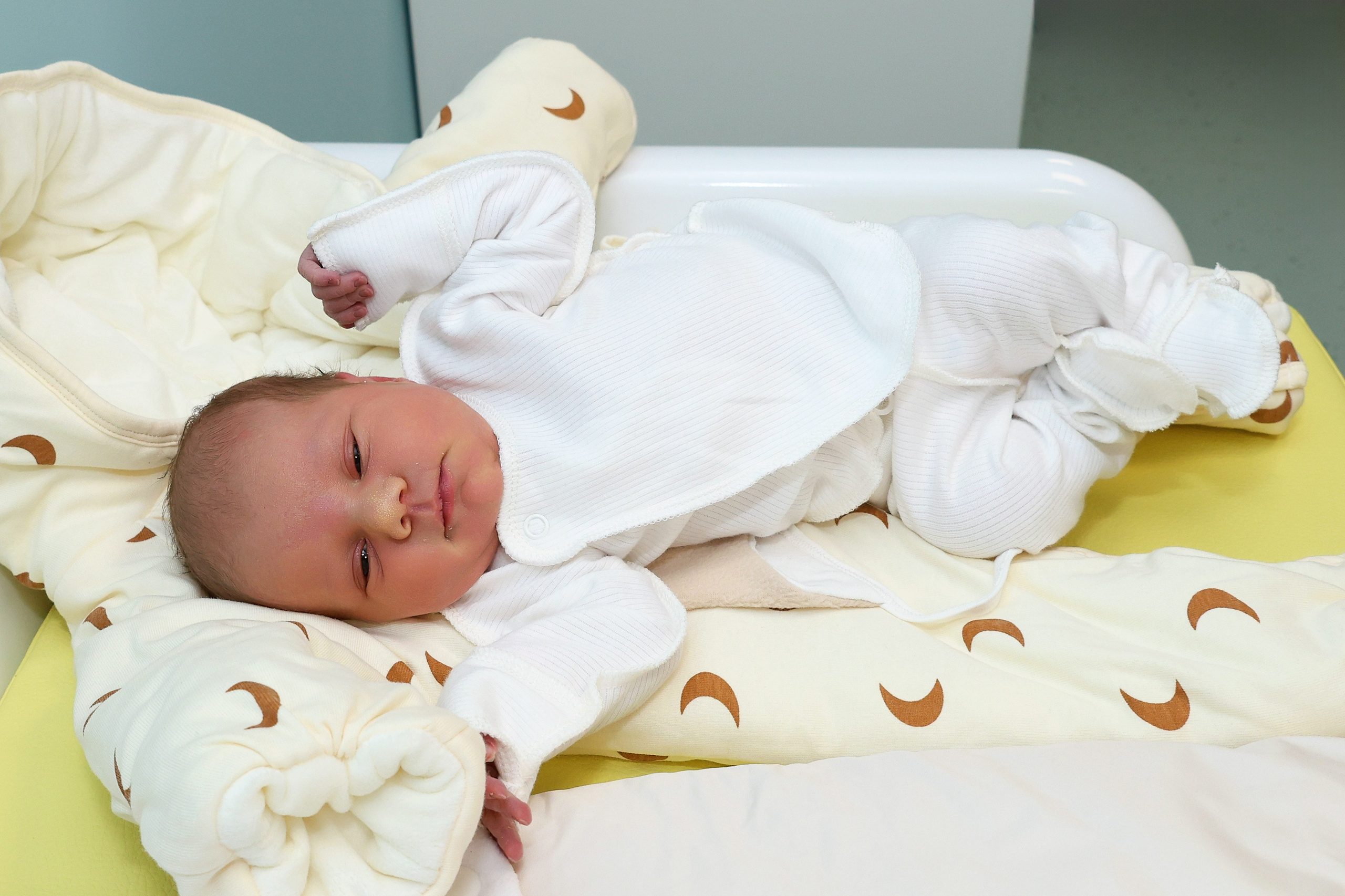 Съемка выписки из роддома Иноземцева на Фортунатовской. Фотосъемка выписки из роддома в Москве, заказать фотографа на выписку ньюборн съемка в роддоме newborn фотограф в Юдино