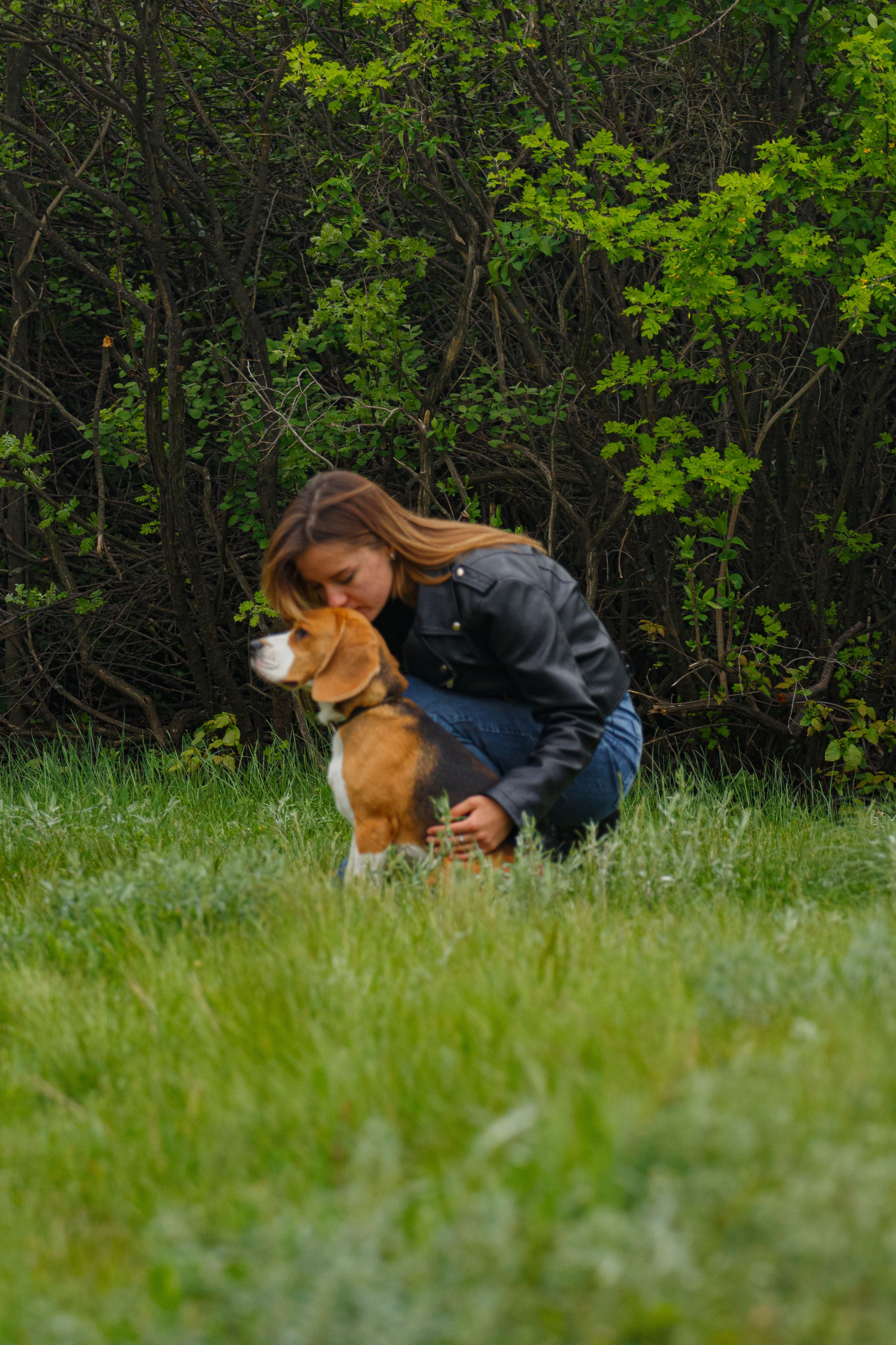 Бигль Старк и его хозяева Яна и Евгений. Фотограф Екатерина Козловская