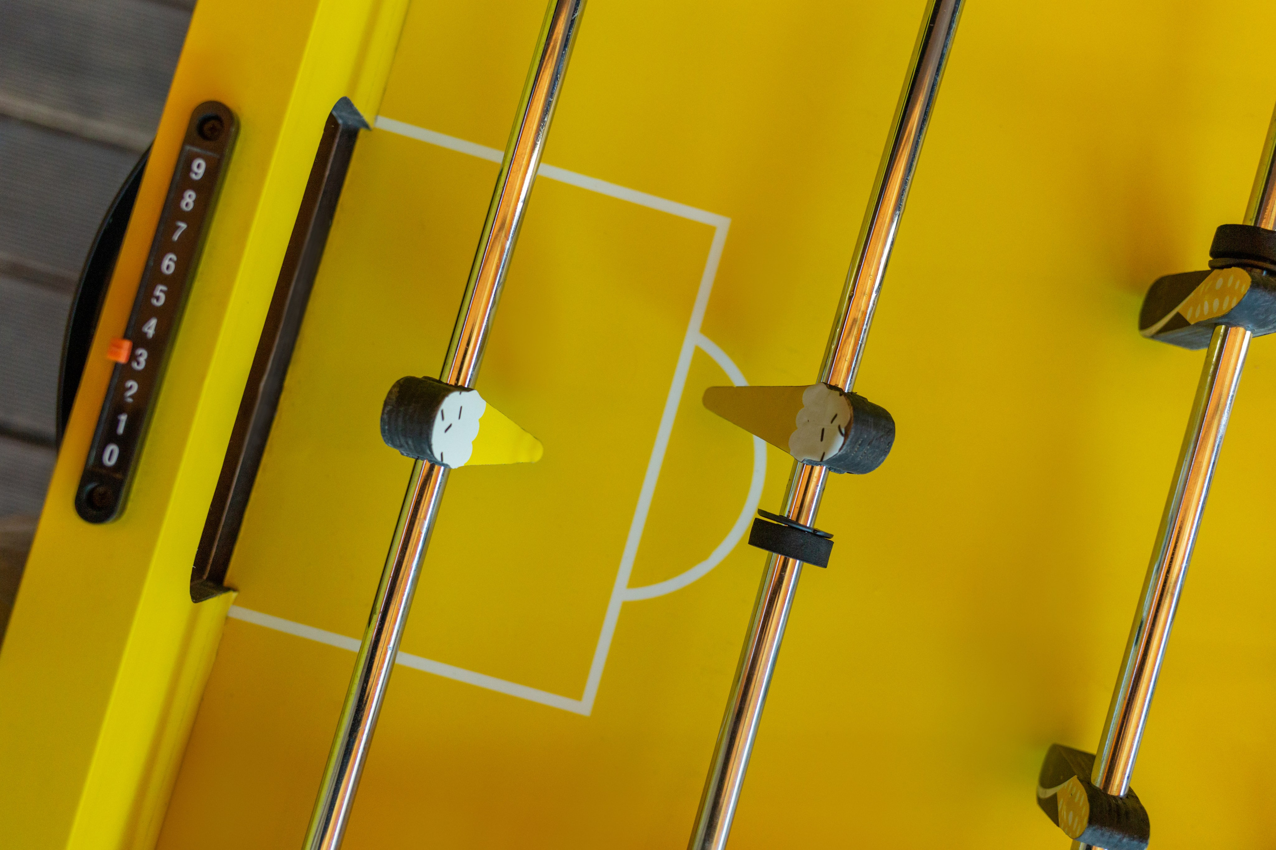 Желтый настольный футбол крупно. Ворота настольного футбола. Желтый кикер.