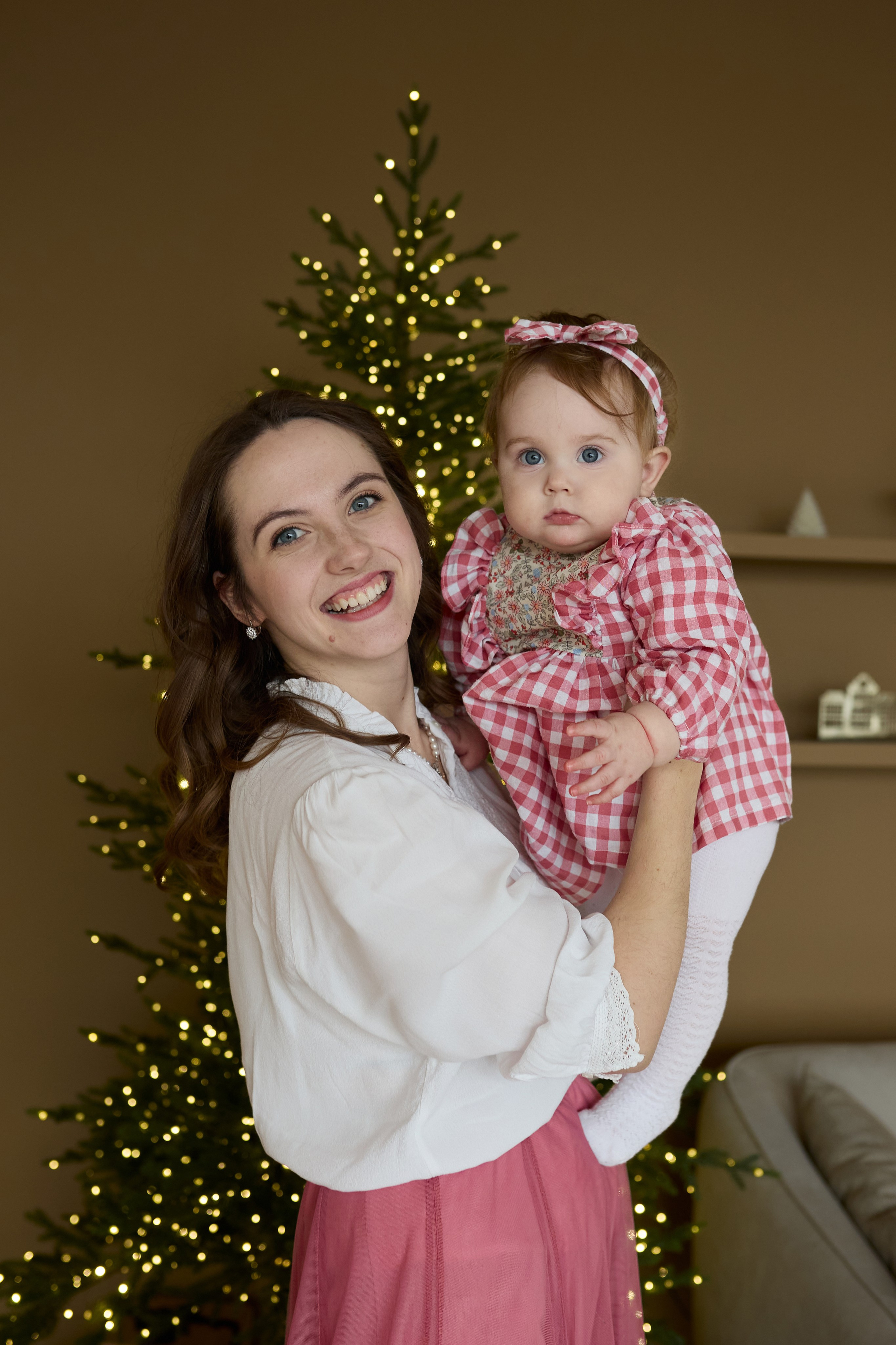 Новогодняя семейная фотосессия на годик в студии Forest
