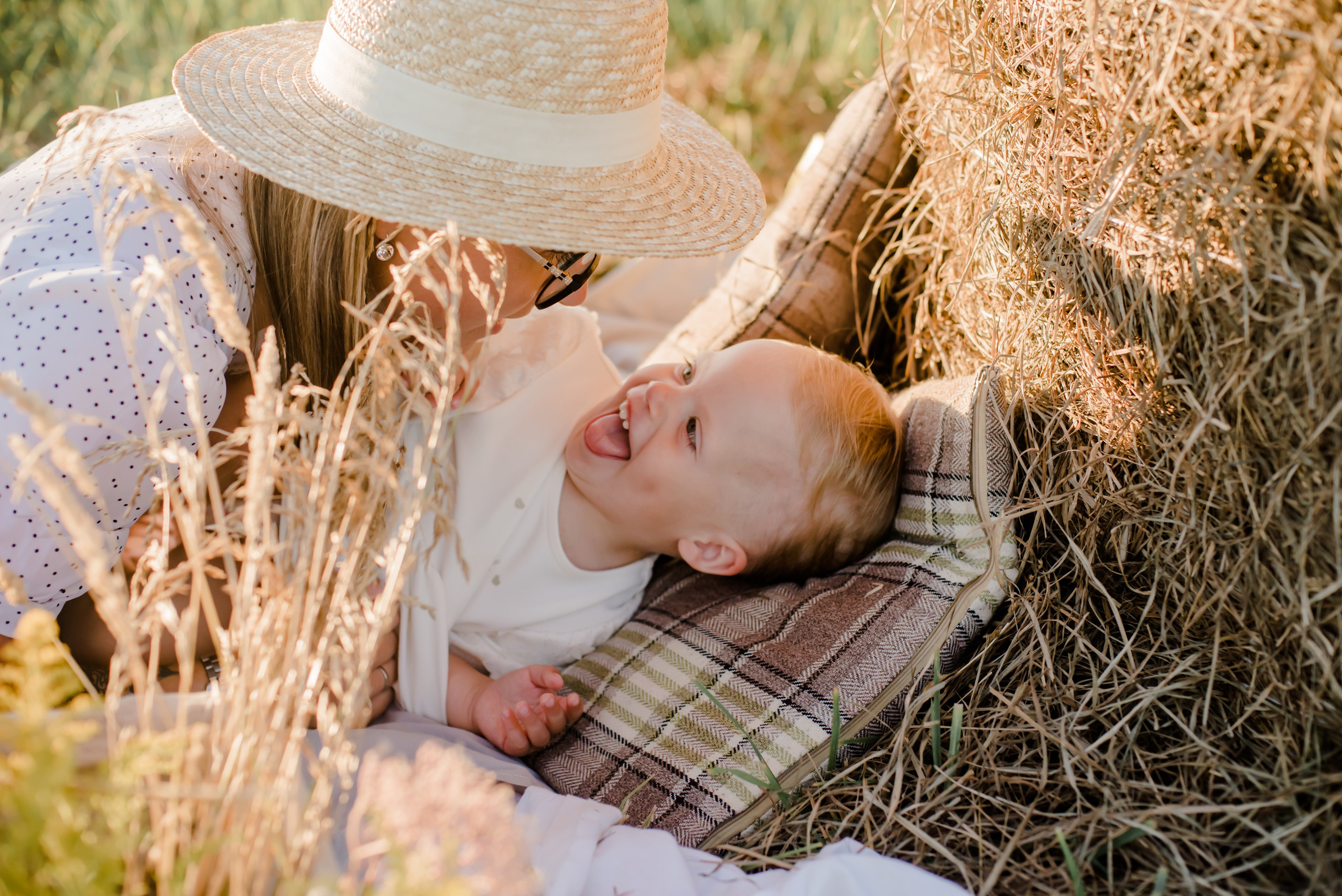 Семья в поле. Свадебный и семейный фотограф Евгения Кононова