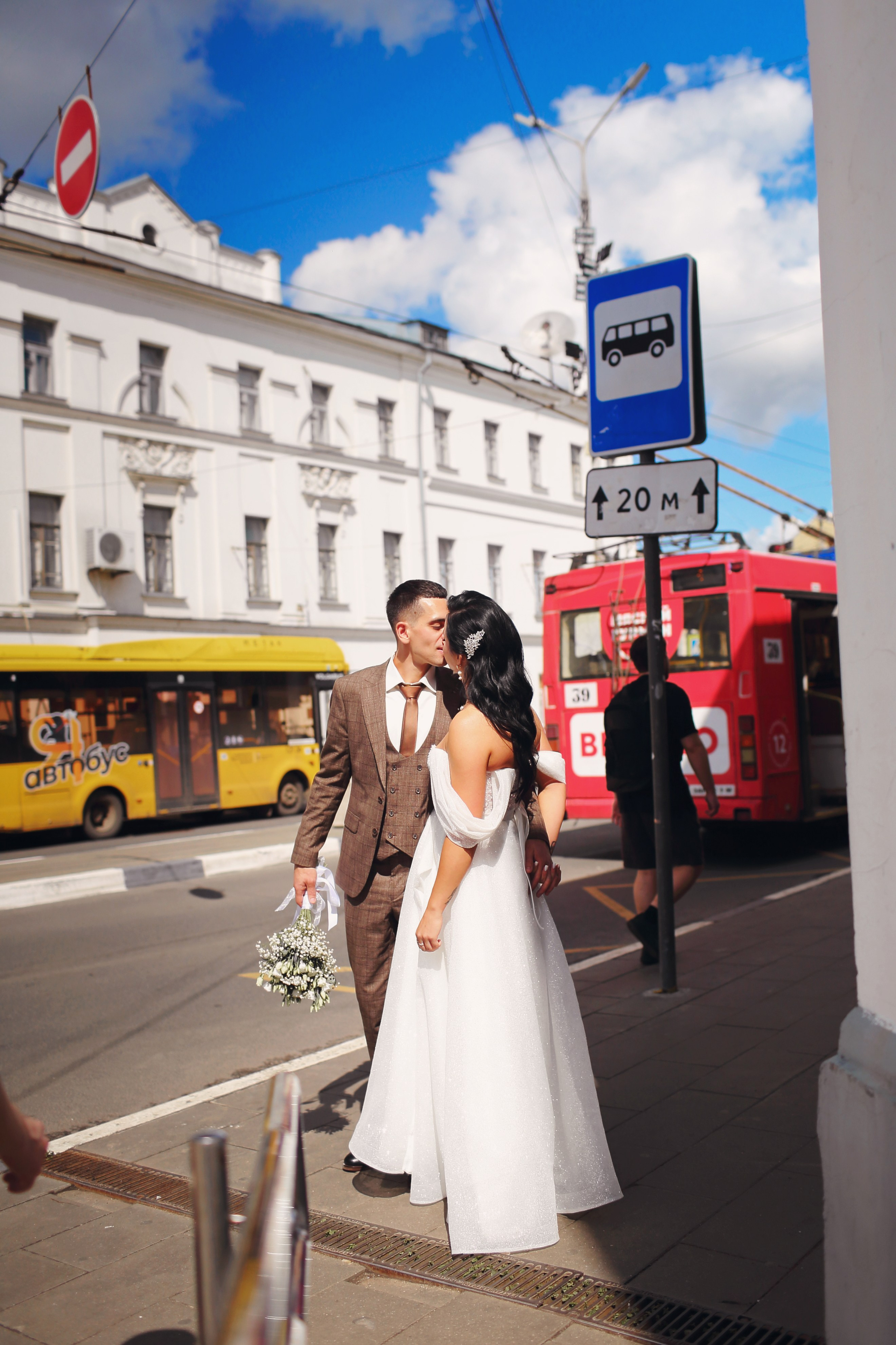 Съемка пары Марии и Ильи, гуляющих по городу. Свадебный и репортажный фотограф в Ярославле и Санкт-Петербурге Роман Микрюков