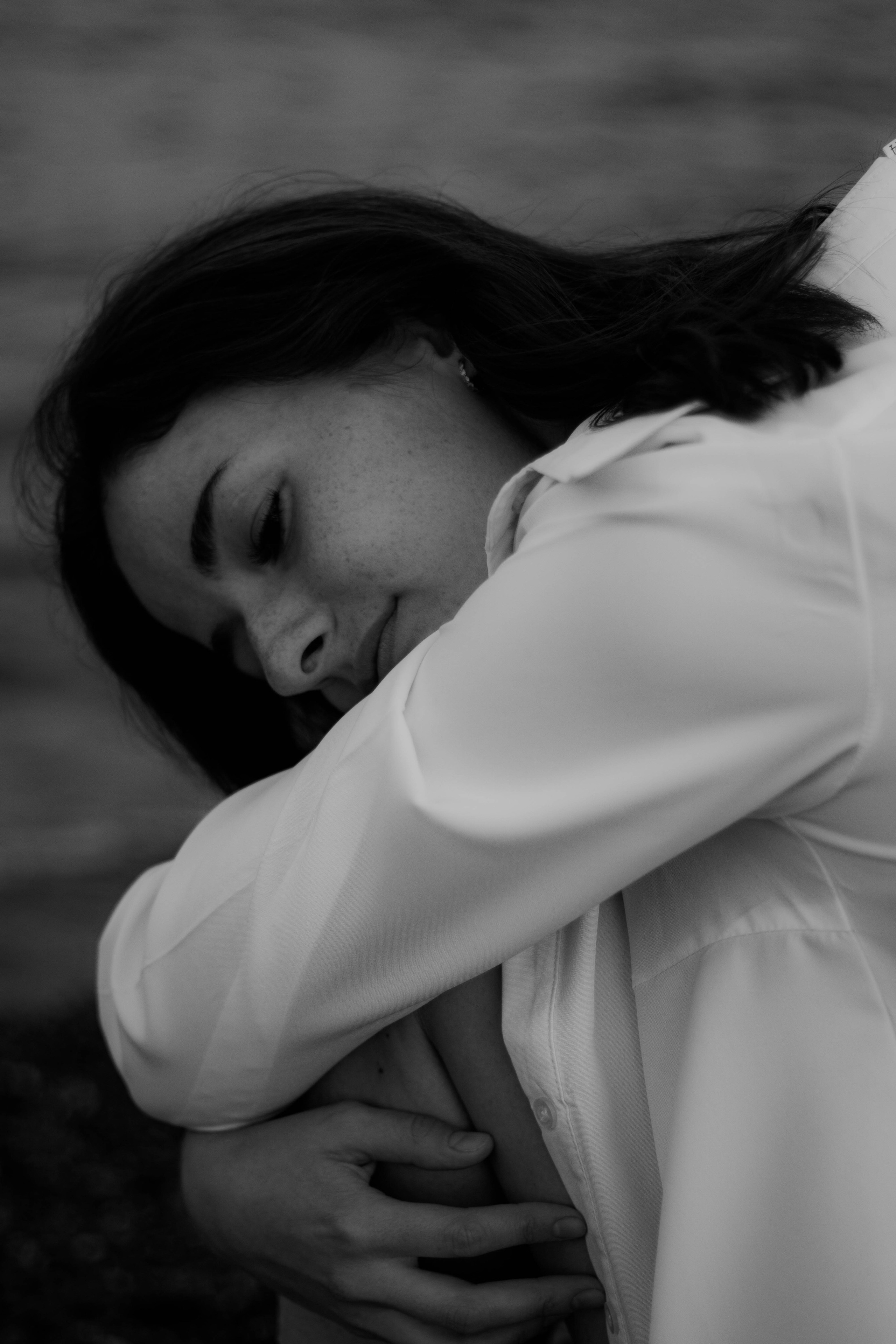 «Невесомость волн: девушка и море». Уличный фотограф Города N