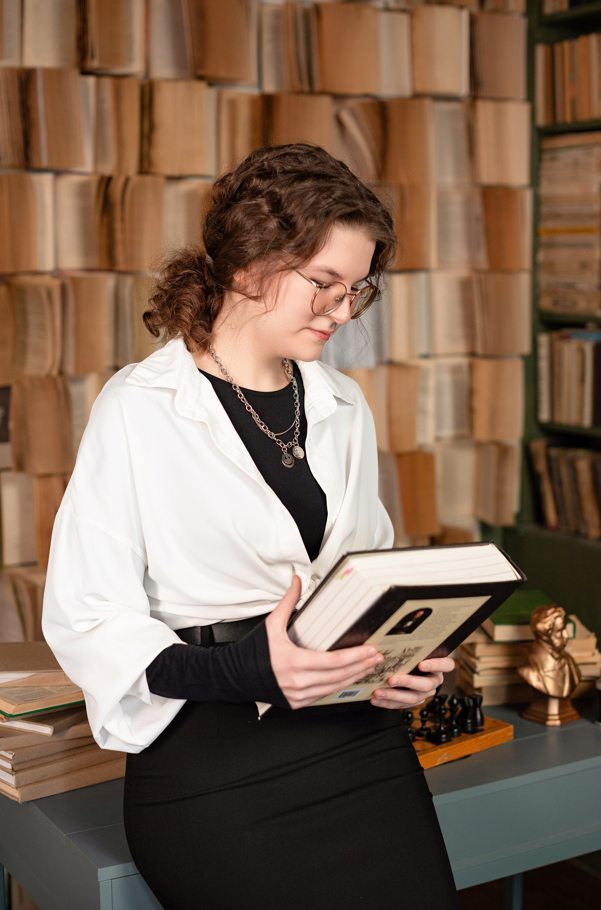 Профессиональная фотография ученика средней школы города Сургут, качественная съемка для школьного альбома.