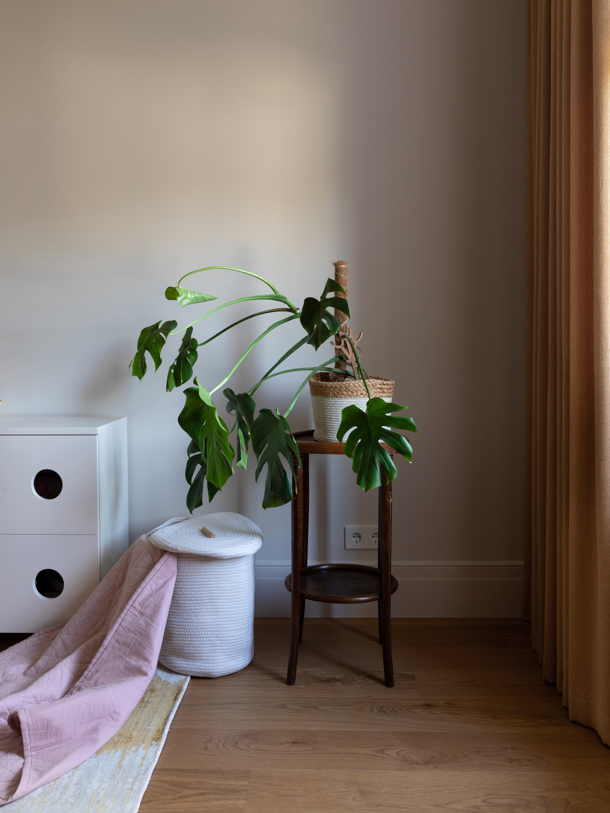 Парадная. «Roots» полный цикл производства мебели и интерьерных решений