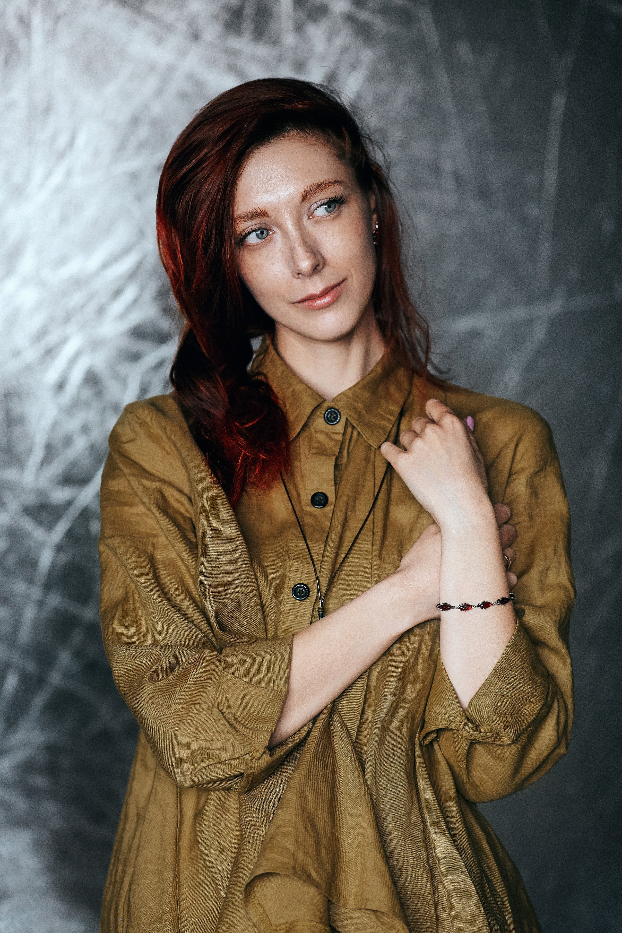 Домашний портрет на фоне серебристого отражателя в городе Находке