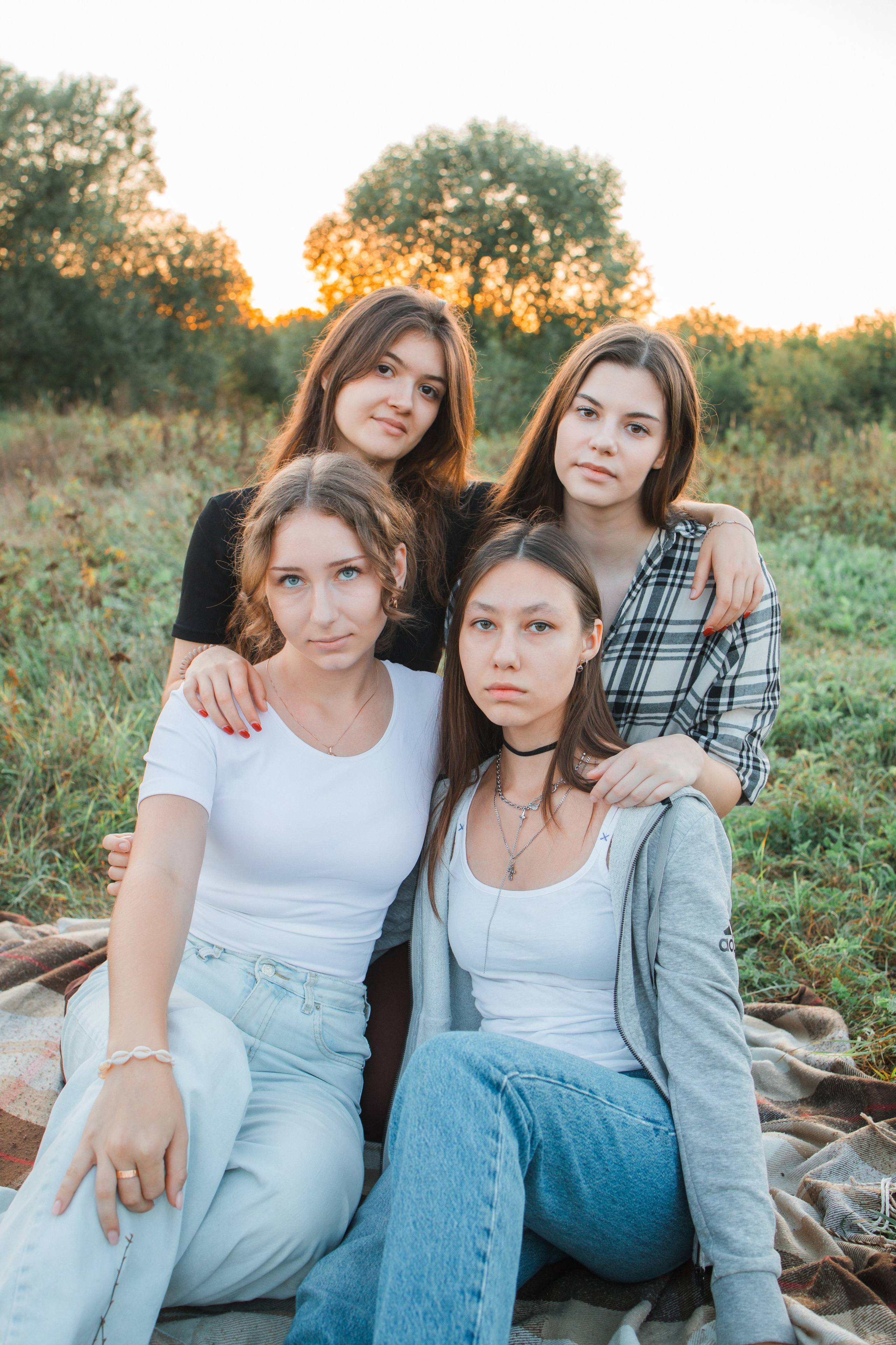 Прогулочная фотосессия на выпускной альбом с 11 классом в Серпухове. Выпускные альбомы в Серпухове