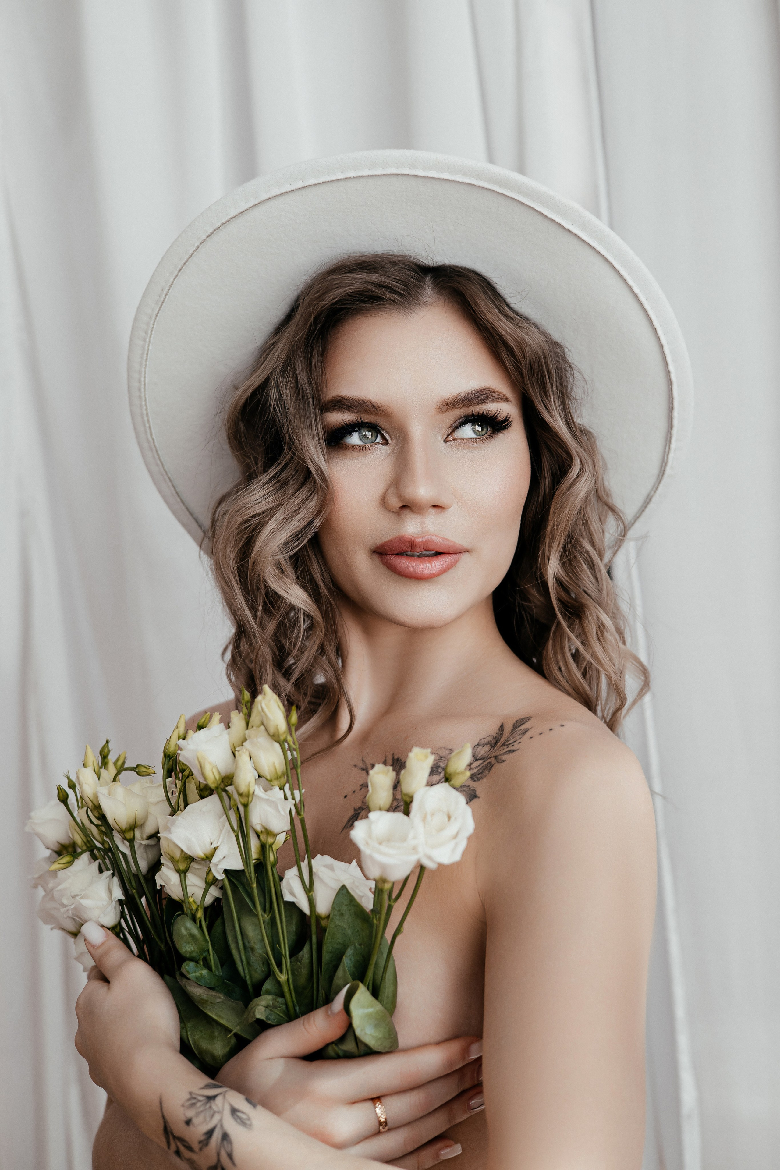 Лиза. белые цветы