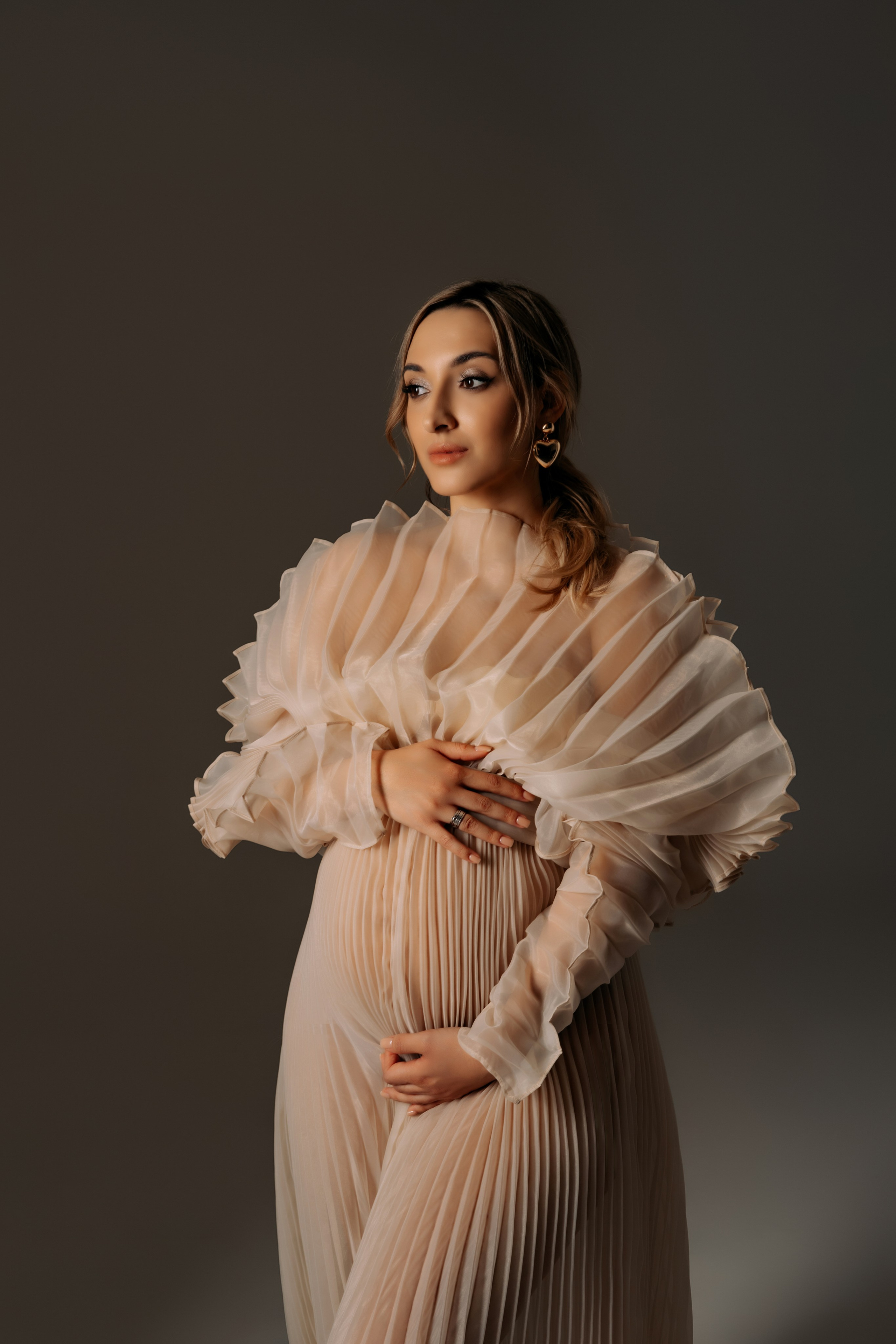 Бежевое платье гофре. Профессиональный Фотограф в Казани Яна Забелина