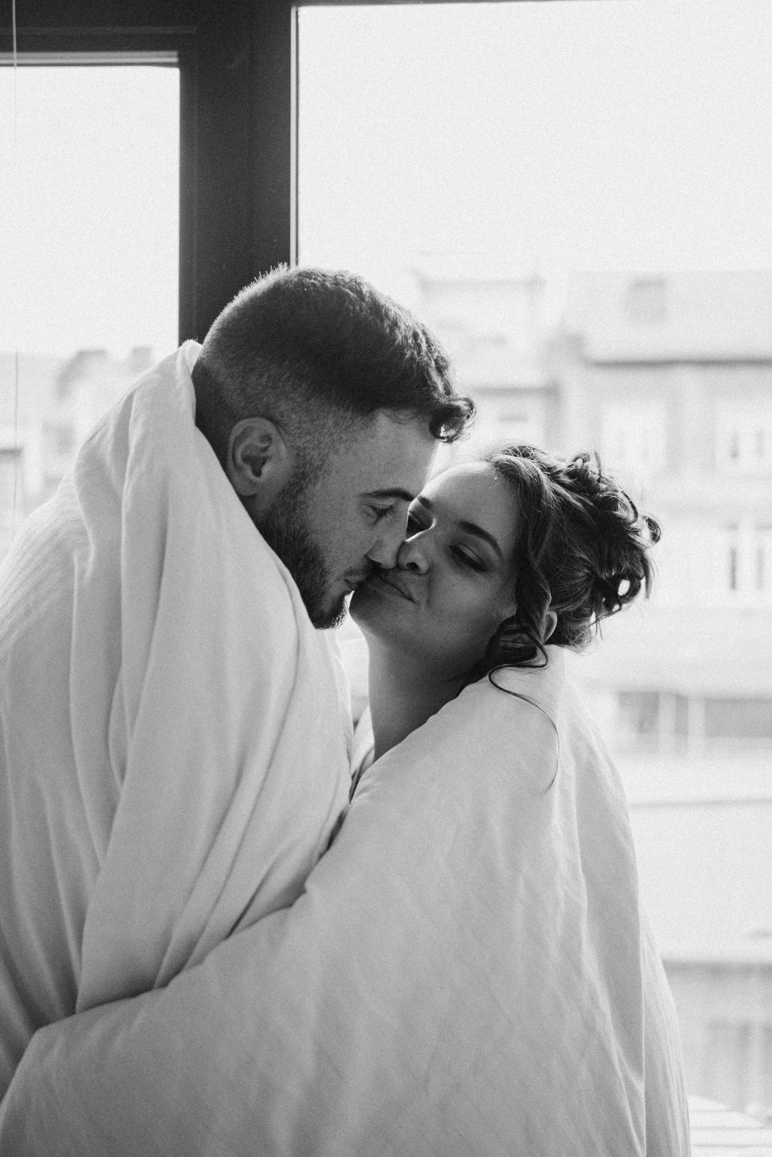 Анна & Виктор | сборы, роспись и прогулка. Портретный и свадебный фотограф в Тбилиси • xeniqo