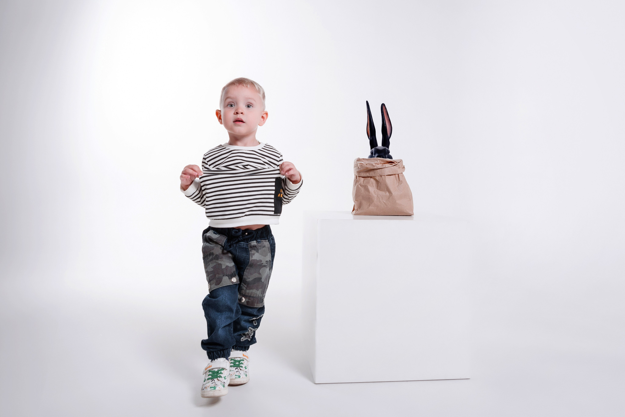 Мама с ребёнком. Студийная фотосессия на циклораме, на белом фоне. Сочи