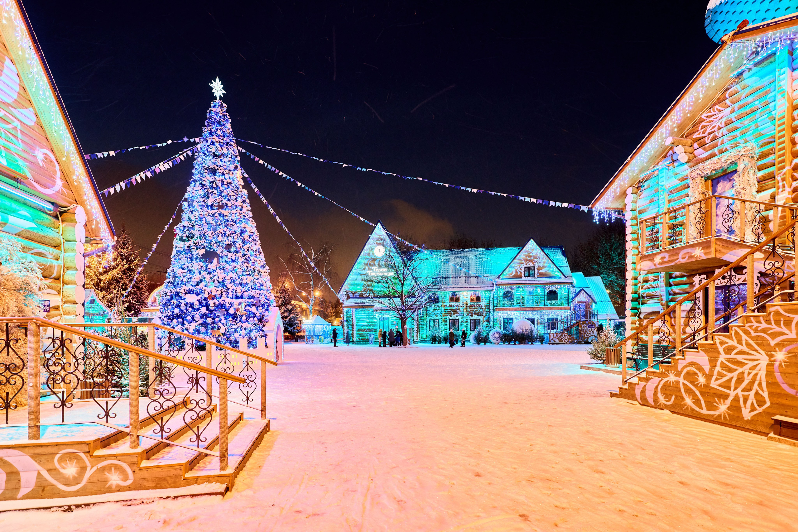 Терема Усадьбы Деда Мороза вечером. Никита Хохловский фото и видео продакшн