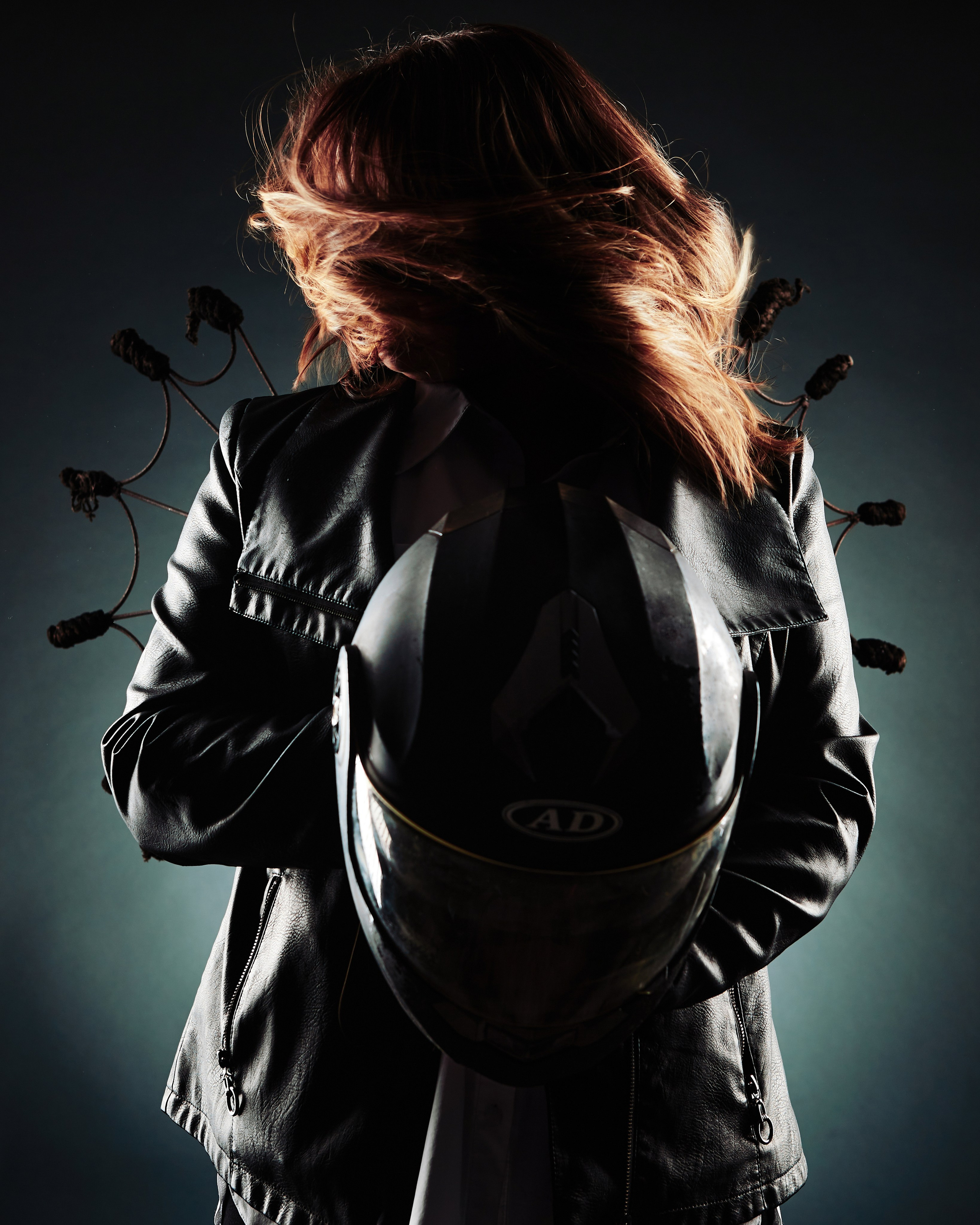 Байкерша, портрет в низком ключе.