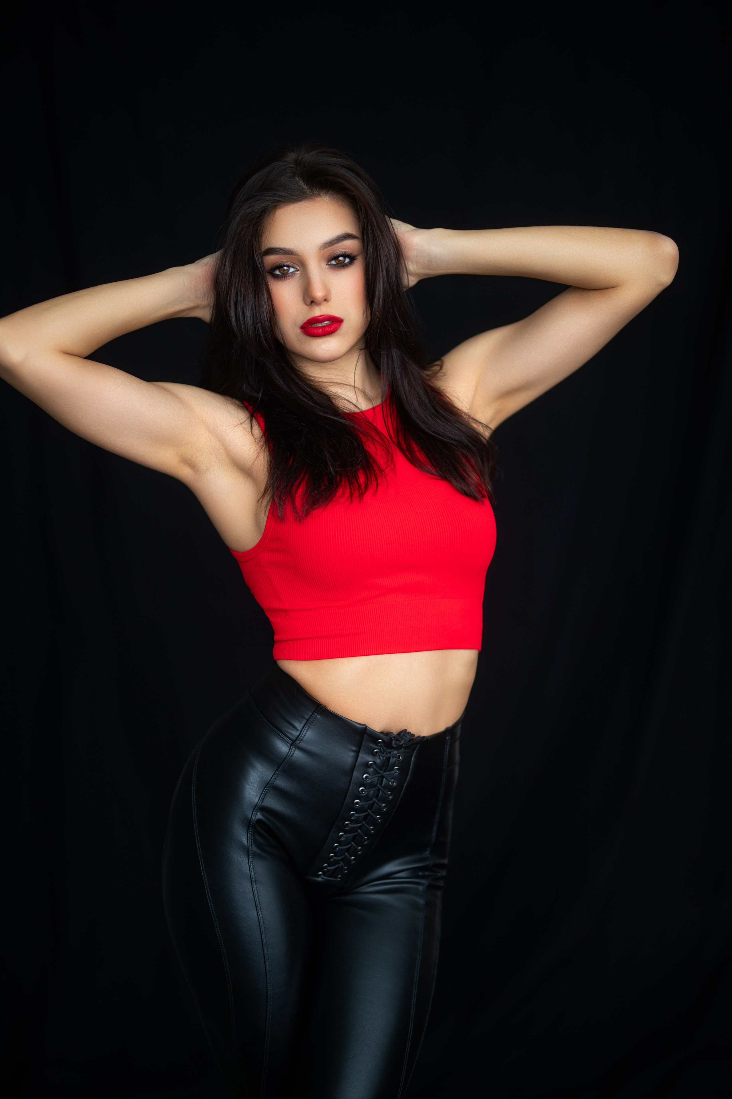 Фотосет с Марианной в студии с минимальным интерьером в формате для «себя»