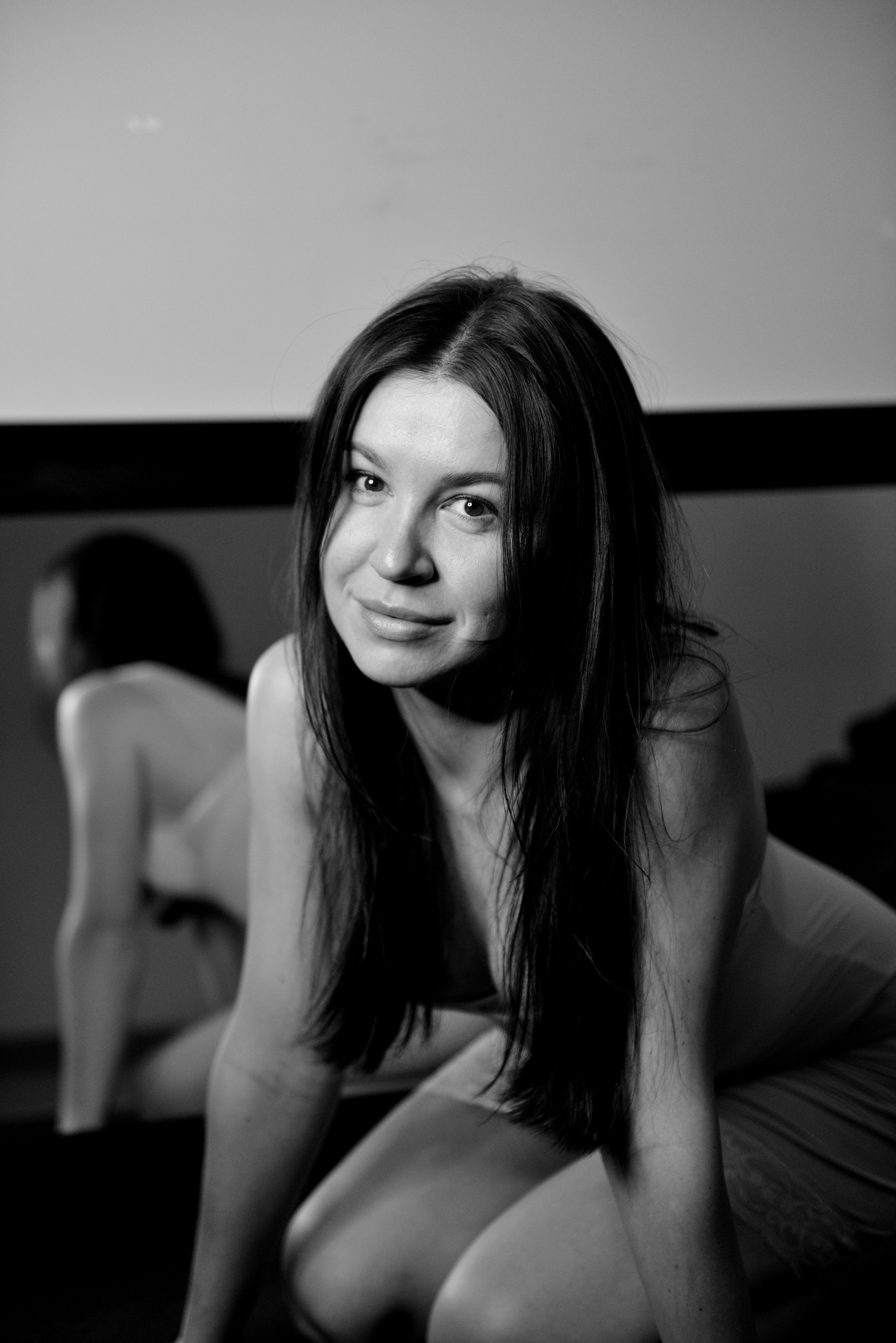 Красивая девушка с пухлыми губами и длинными волосами.