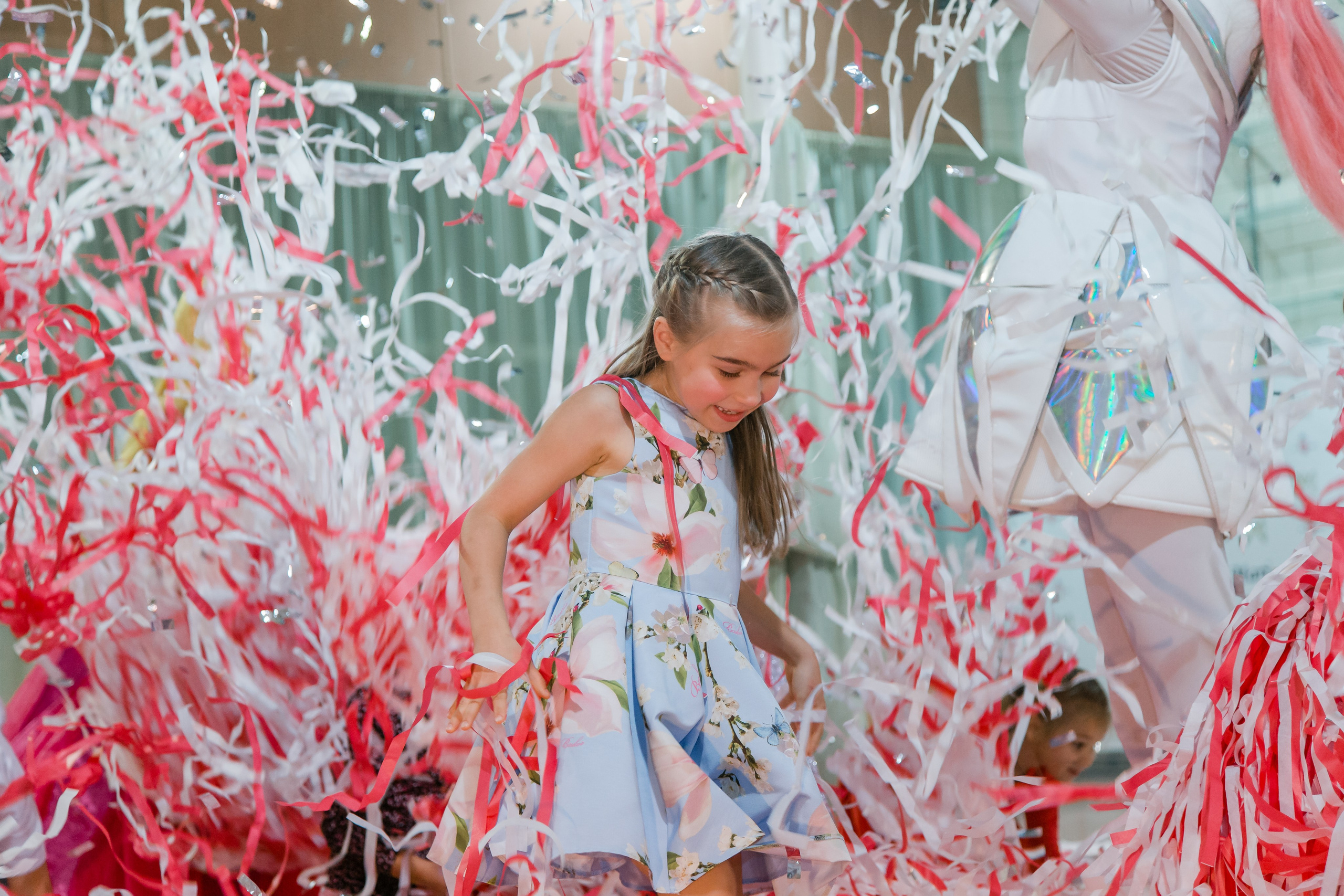 Фотосъемка детского дня рожденья. Видеосъемка и фотосъемка свадеб. Фотограф и оператор на свадьбу. Видеосъемка подкастов, собственная видео-фотостудии. Предметная фотосъемка