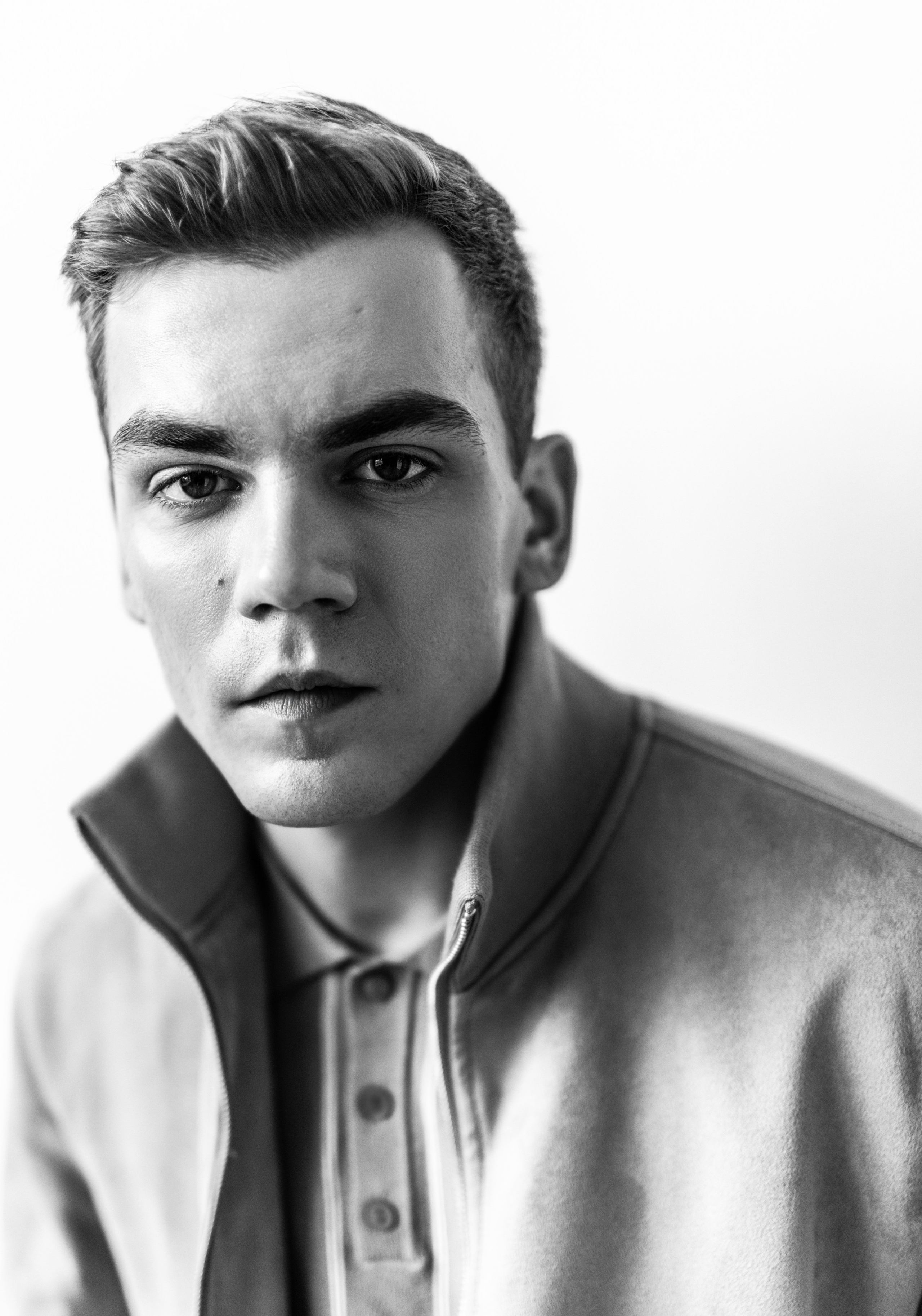 Классический мужской портрет в черно-белых тонах, Москва.