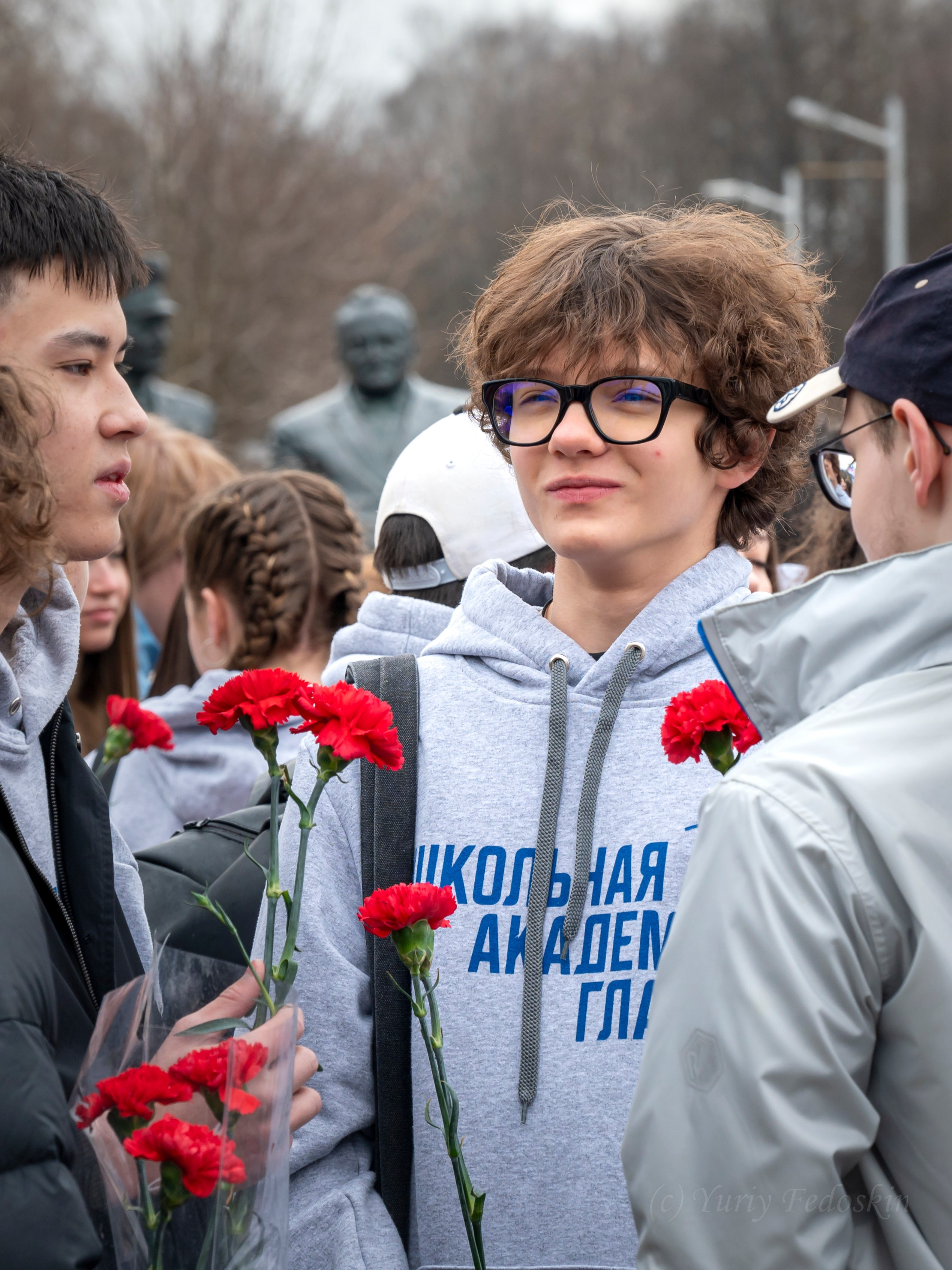 12 апреля 2024 г. у памятника «Звёздные люди Земли». Профессиональный фотограф интерьеров в Москве Юрий Федоскин