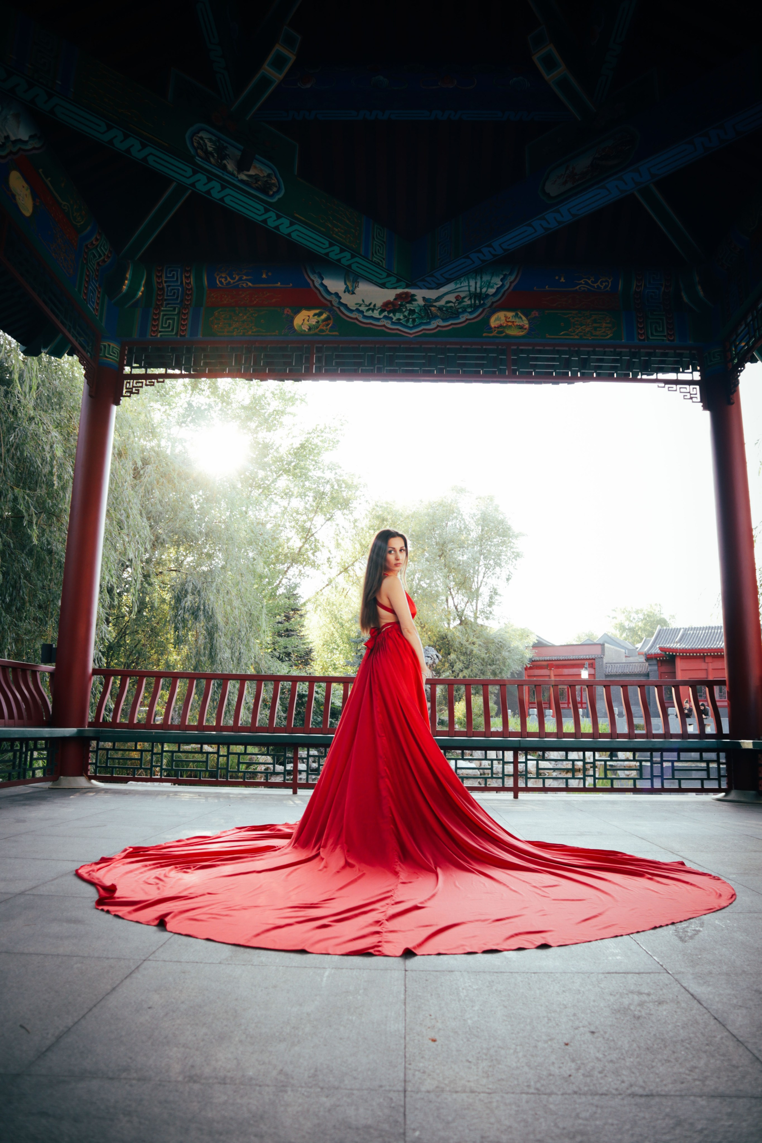 женщина к красном в китайском парке