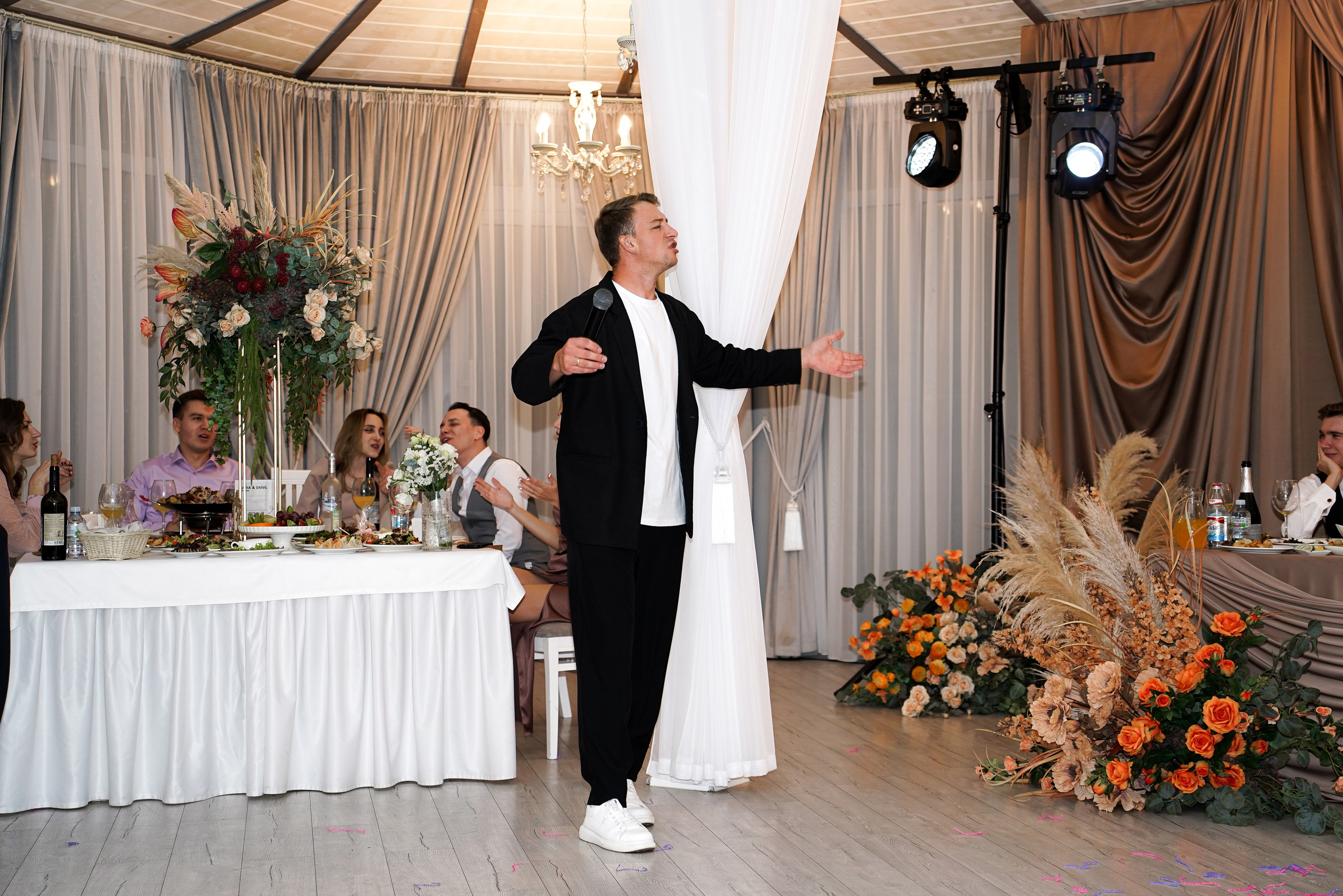 Свадебный банкет в беседке. Свадебный фотограф в Ростове-на-Дону. Таинство Крещения и Венчания, семейные фотосессии. Алёна Чёботова